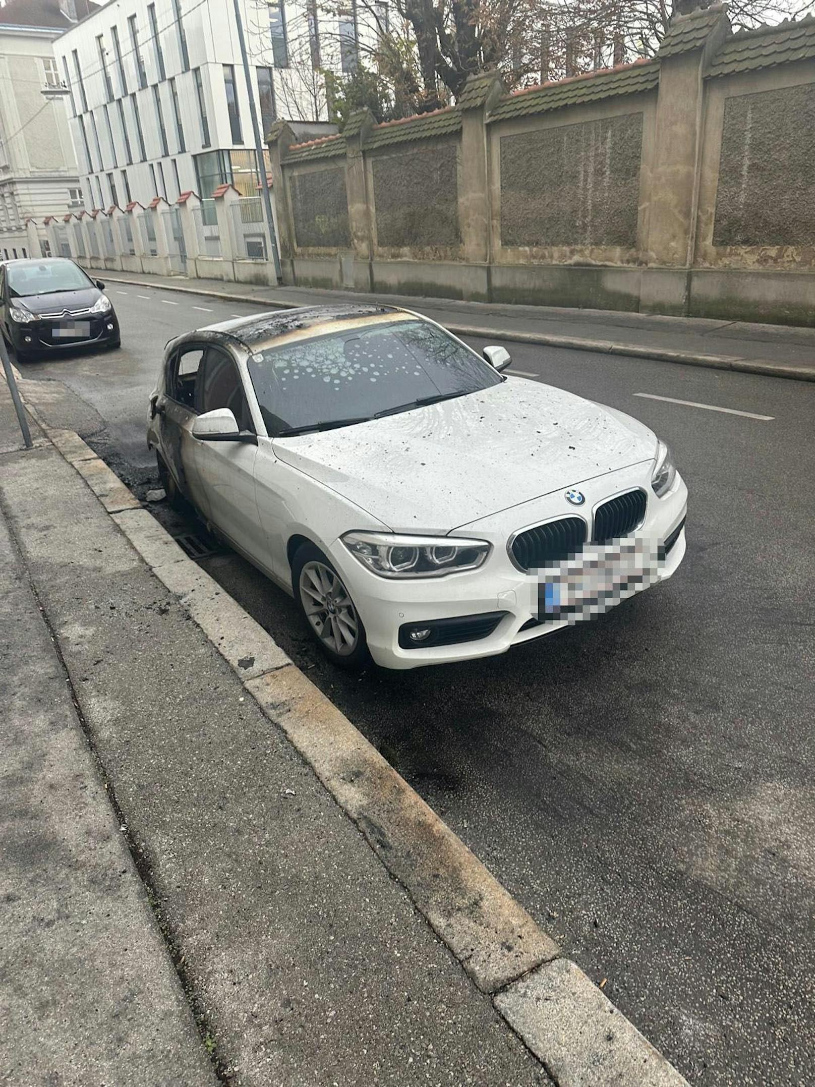 Der ausgebrannte weiße BMW in der Klostergasse