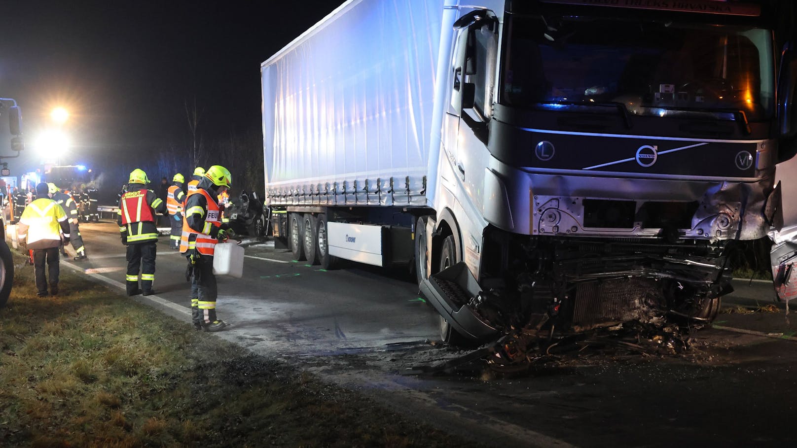 Tödlich endete am späten Montagabend ein folgenschwerer Crash zwischen einem PKW und einem LKW auf der B138 Pyhrnpass Straße bei Micheldorf in Oberösterreich (Bezirk Kirchdorf an der Krems).