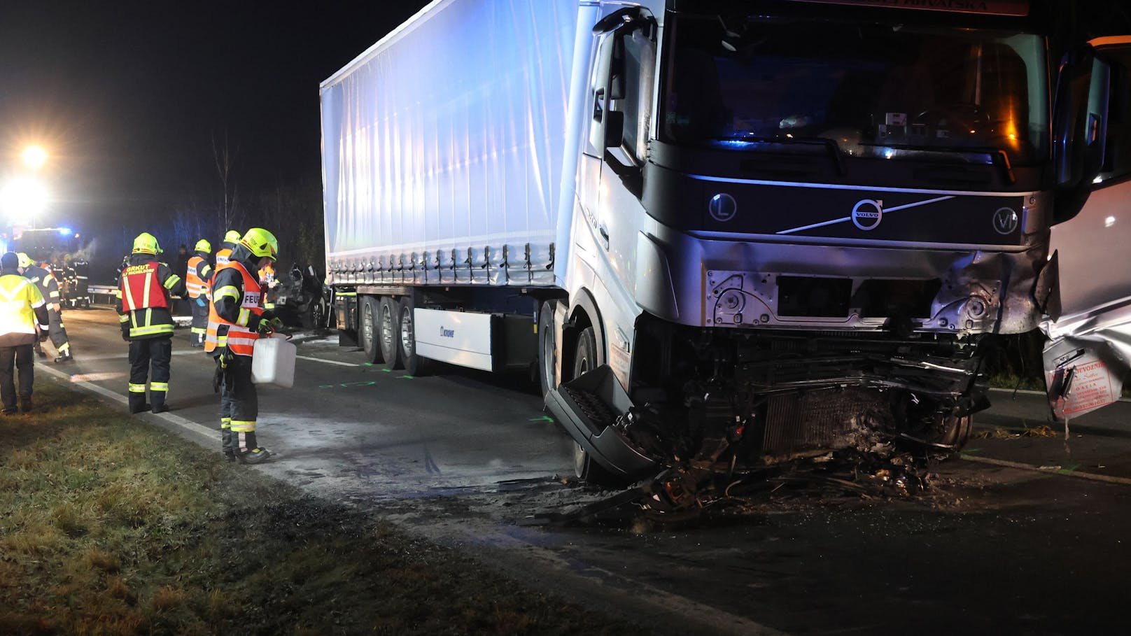 Tödlich endete am späten Montagabend ein folgenschwerer Crash zwischen einem PKW und einem LKW auf der B138 Pyhrnpass Straße bei Micheldorf in Oberösterreich (Bezirk Kirchdorf an der Krems).