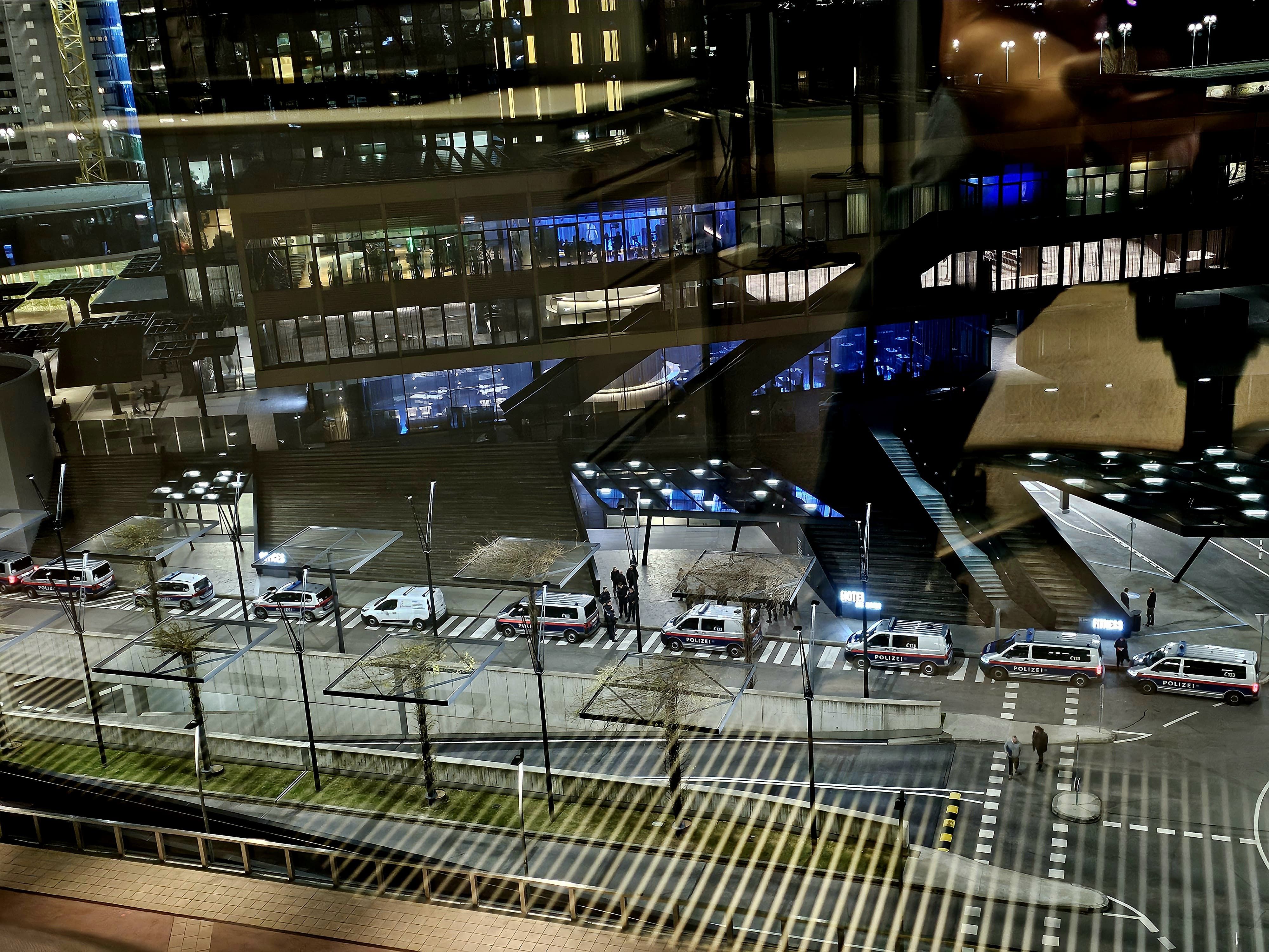 Großes Polizeiaufgebot beim DC Tower in der Wiener Donaustadt