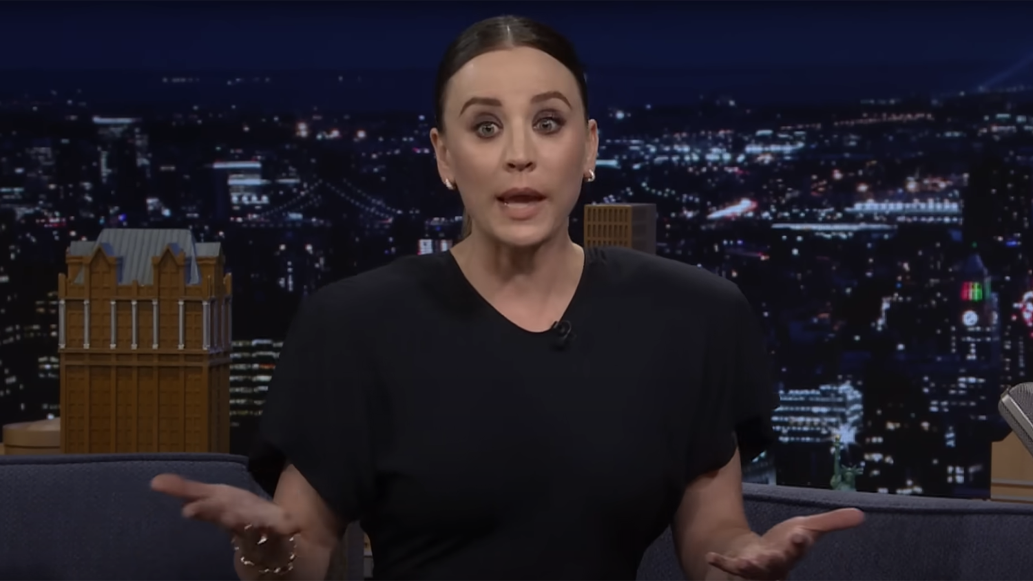 Kaley Cuoco überrascht mit einer kuriosen Aktion.