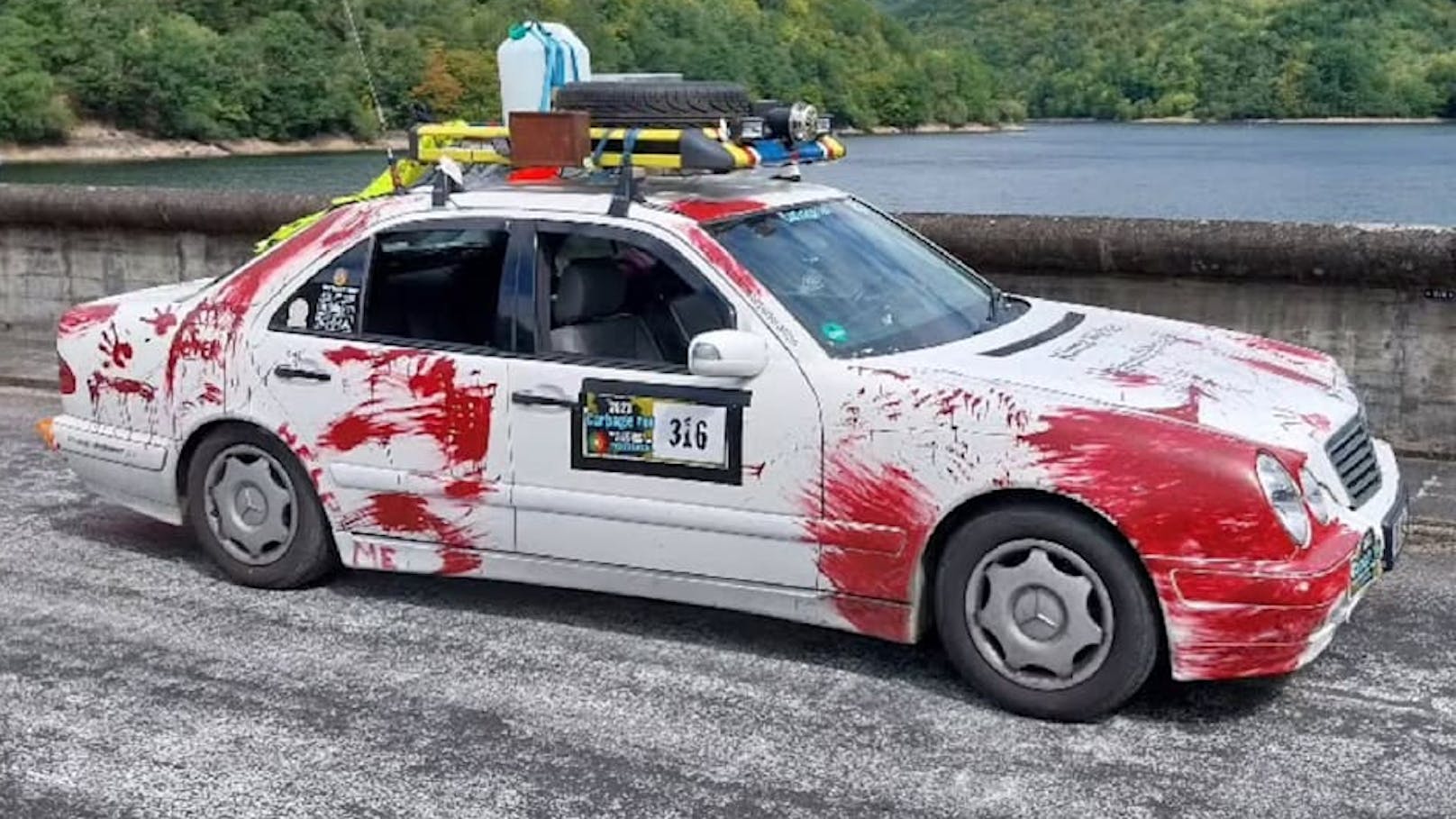 Der "Bloodycedes", hier bei einer Rallye alter Autos, die nicht mehr als 1000 Euro wert sein dürfen