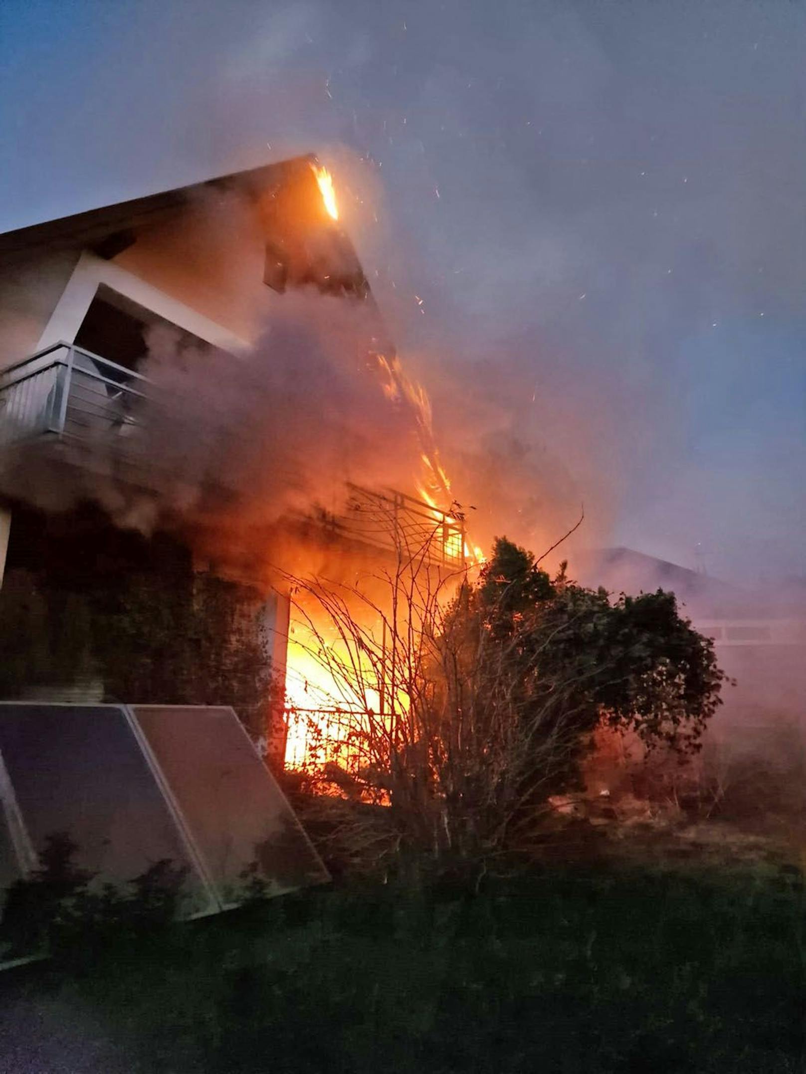 Großeinsatz in Leobersdorf – 94 Einsatzkräfte bekämpften Wohnhausbrand