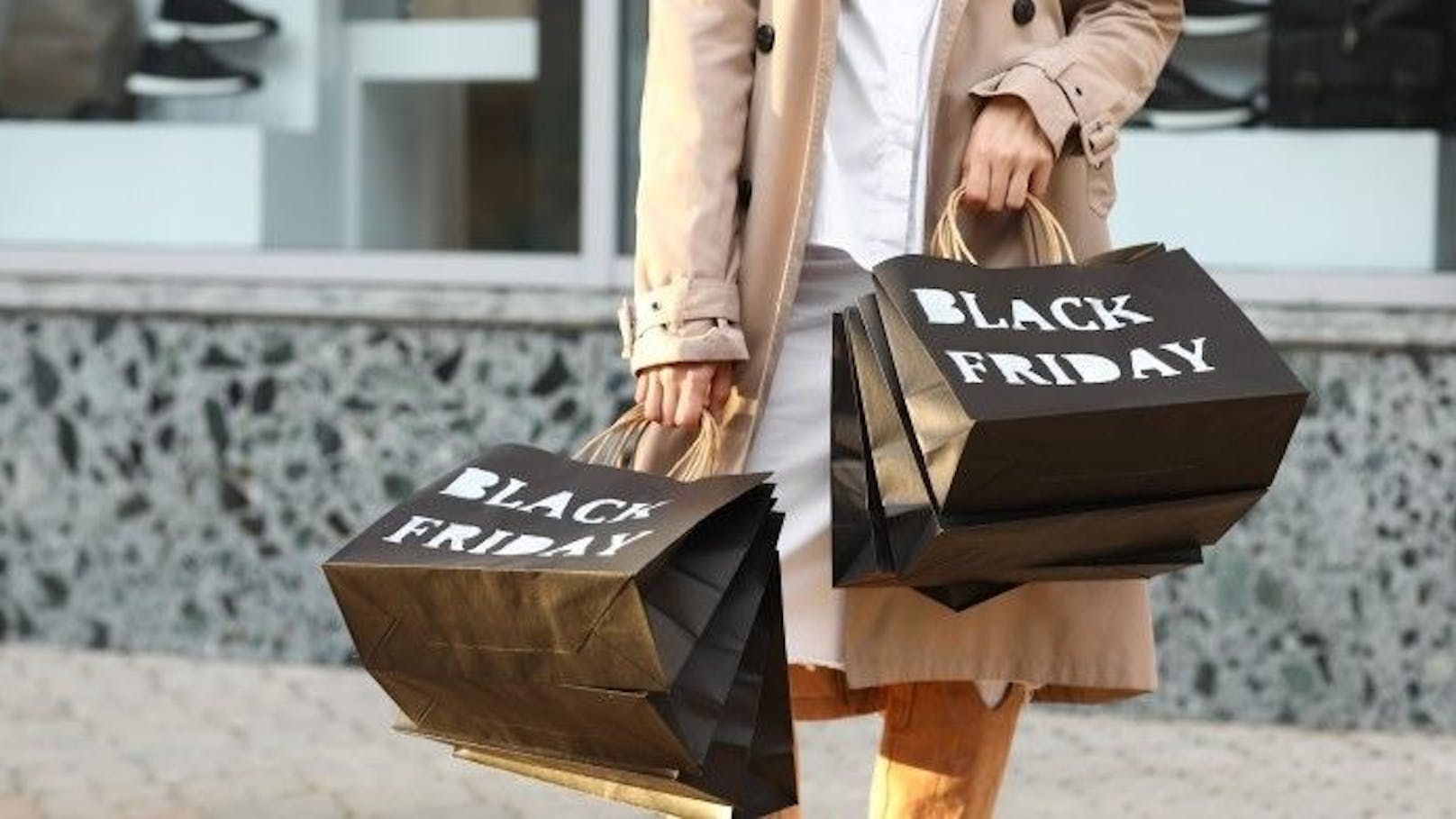 Neue Kearney-Studie: Verlust statt Gewinn am Black Friday? Die Schnäppchenjagd kostet Handel Millionen, bringt aber wenig.