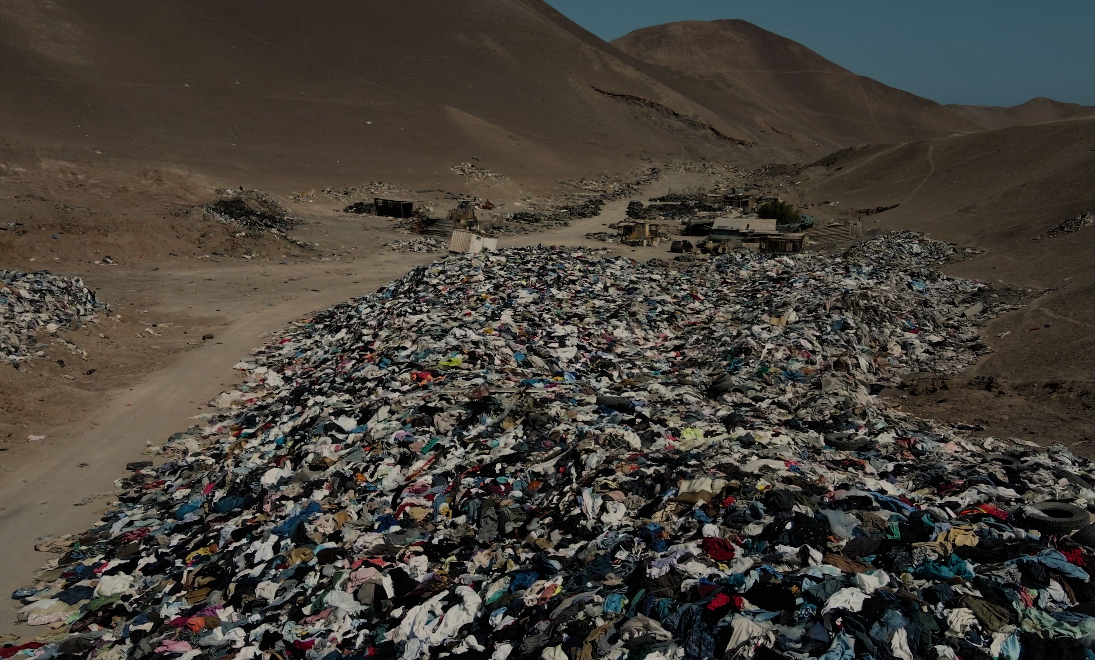 Wie der Überkonsum von Mode aussehen kann, sieht man in der chilenischen Atacama-Wüste.