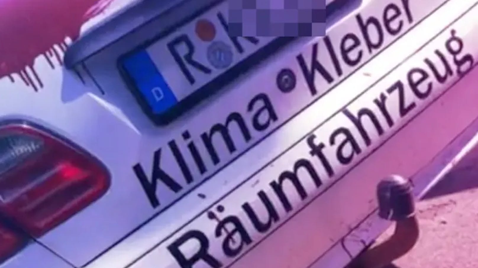 Die Aufschrift "Klima Kleber Räumfahrzeug" veranlasste die Polizei zu Ermittlungen.