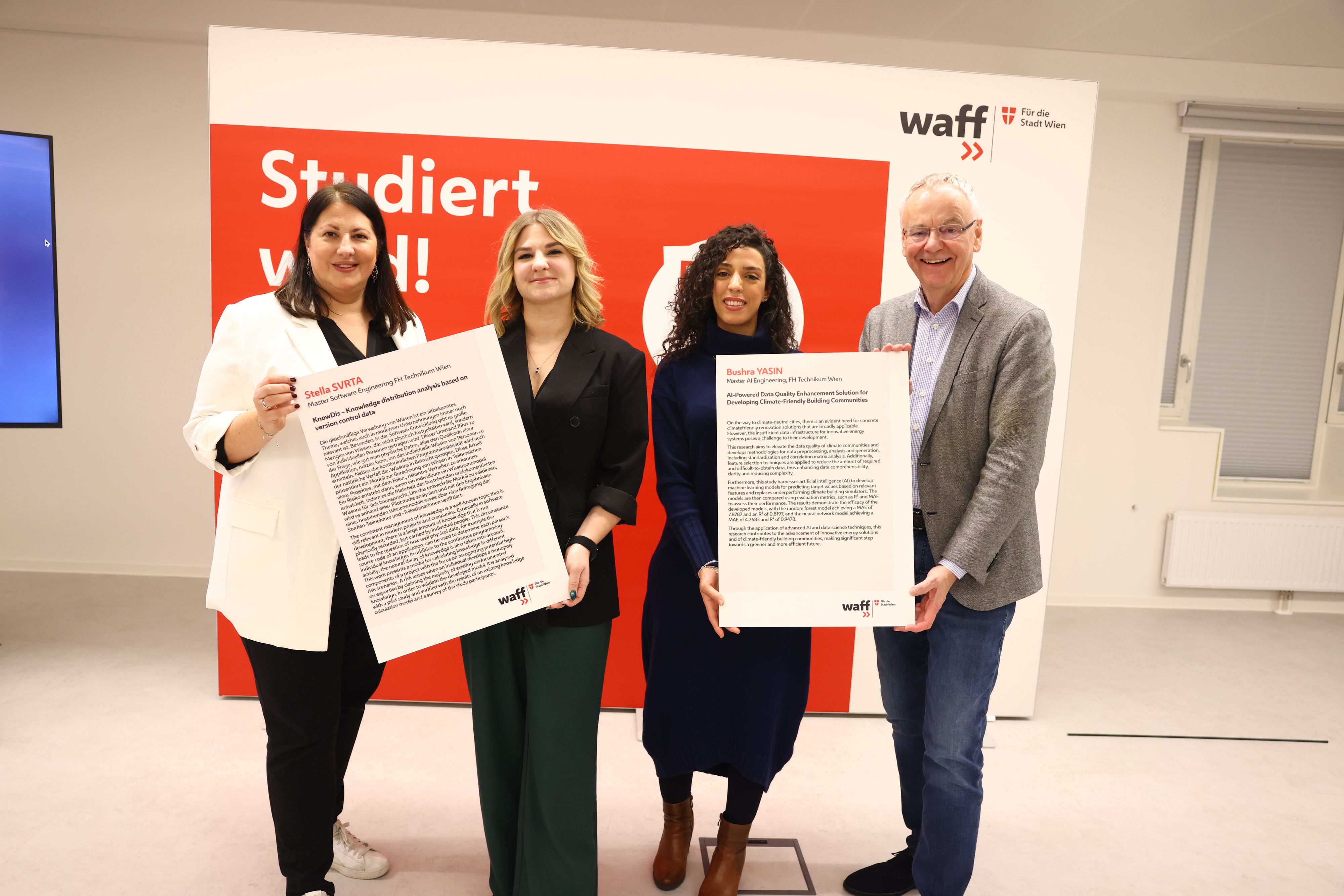 Frauenstadträtin Kathrin Gaál (links) und waff-Geschäftsführer Fritz Meißl (rechts) gratulieren den ersten waff-Absolventinnen Stela und Yasin zu ihrem erfolgreichen Studienabschluss.
