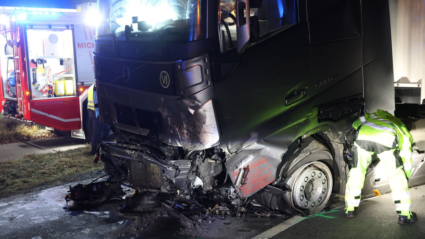 Tödlich endete am späten Montagabend ein folgenschwerer Crash zwischen einem PKW und einem LKW auf der B138 Pyhrnpass Straße bei Micheldorf in Oberösterreich (Bezirk Kirchdorf an der Krems).