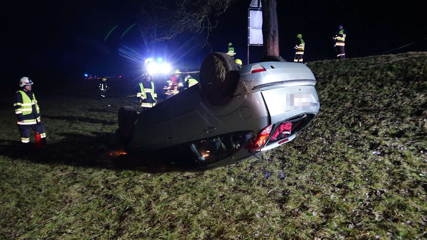 Autofahrer hat bei Überschlag riesiges Glück