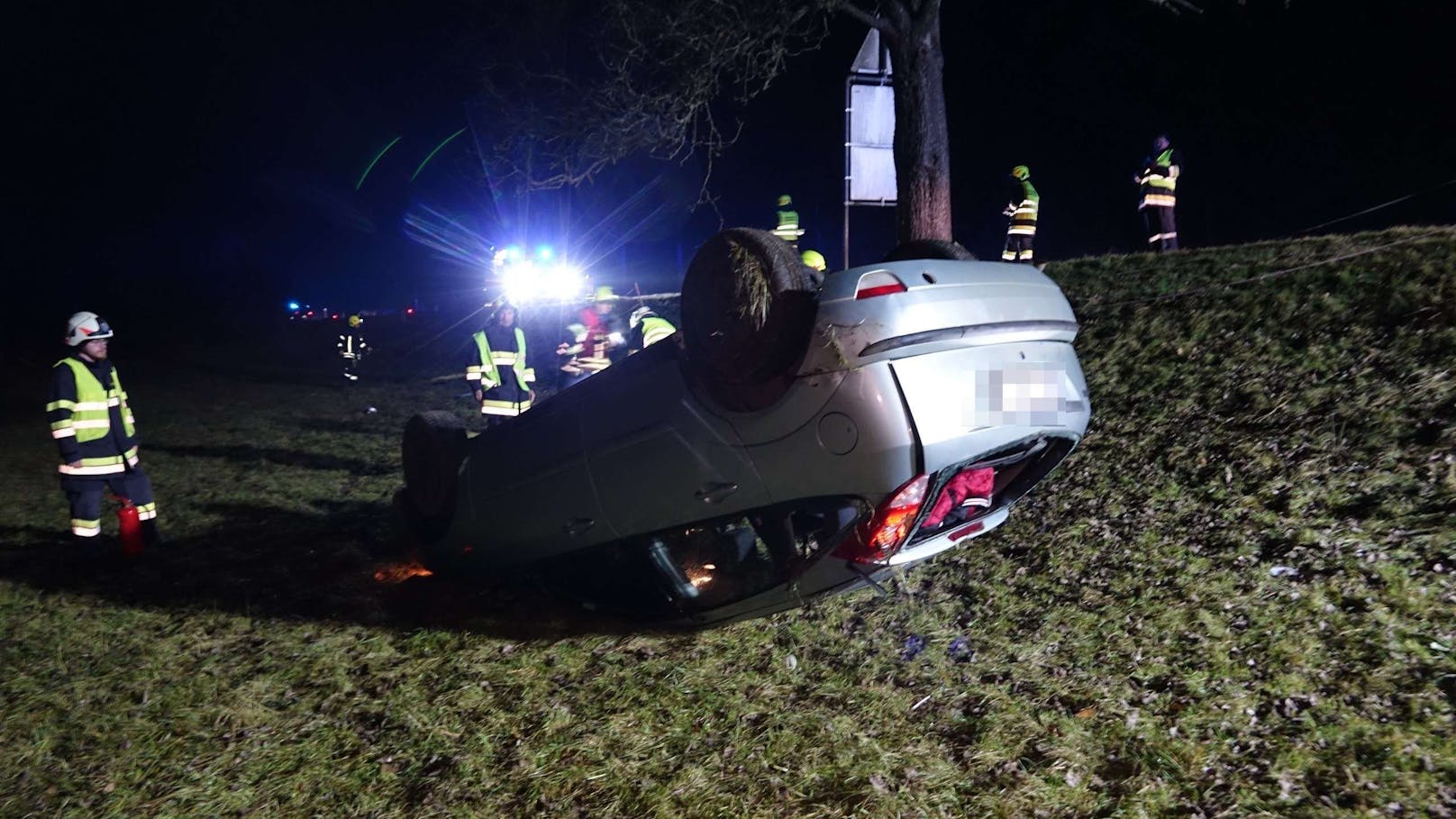 Aus unbekannten Grund kam ein Pkw rechts von der Fahrbahn ab...