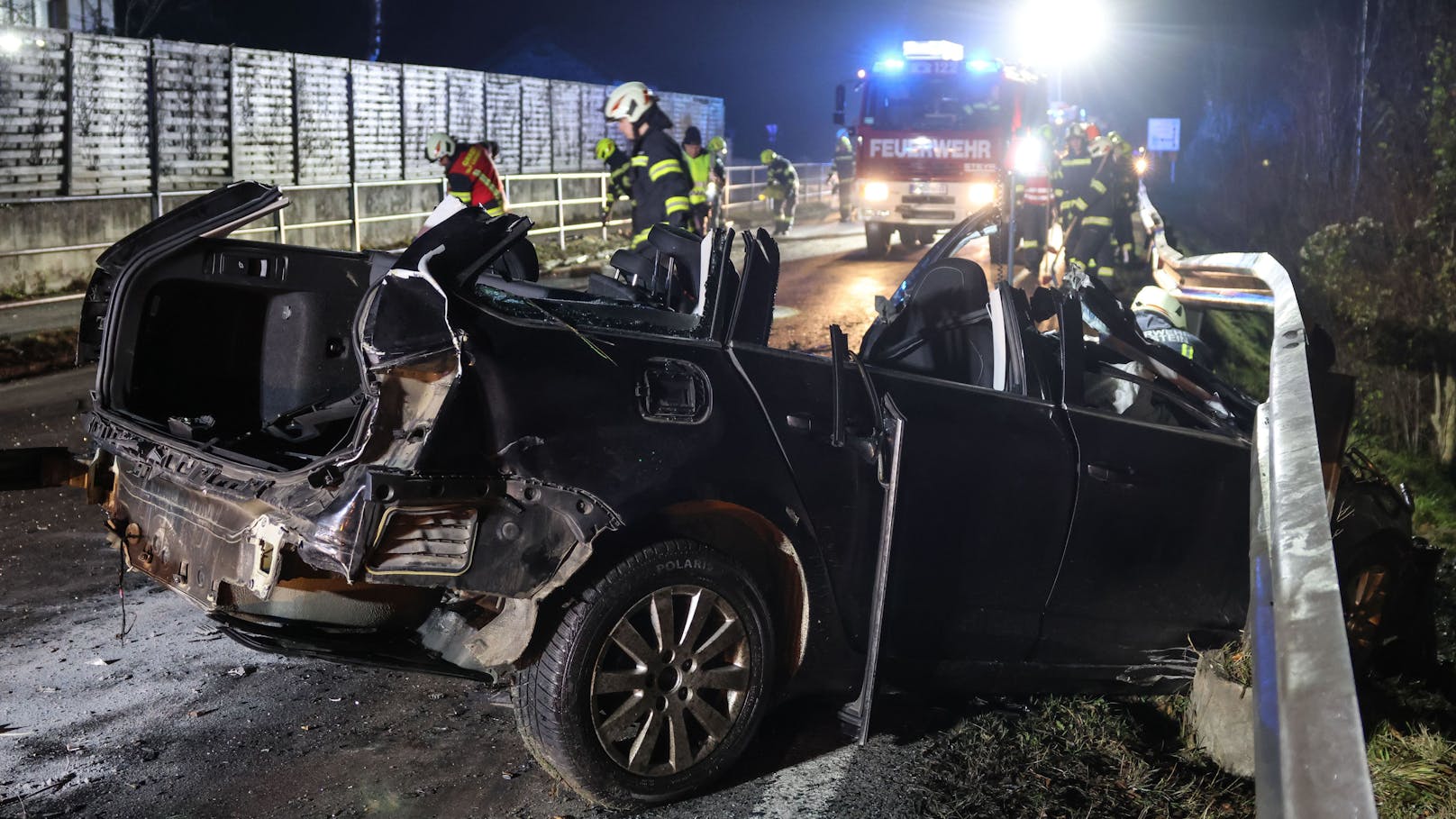 Tödlich endete am späten Montagabend ein folgenschwerer Crash zwischen einem PKW und einem LKW auf der B138 Pyhrnpass Straße bei Micheldorf in Oberösterreich (Bezirk Kirchdorf an der Krems).