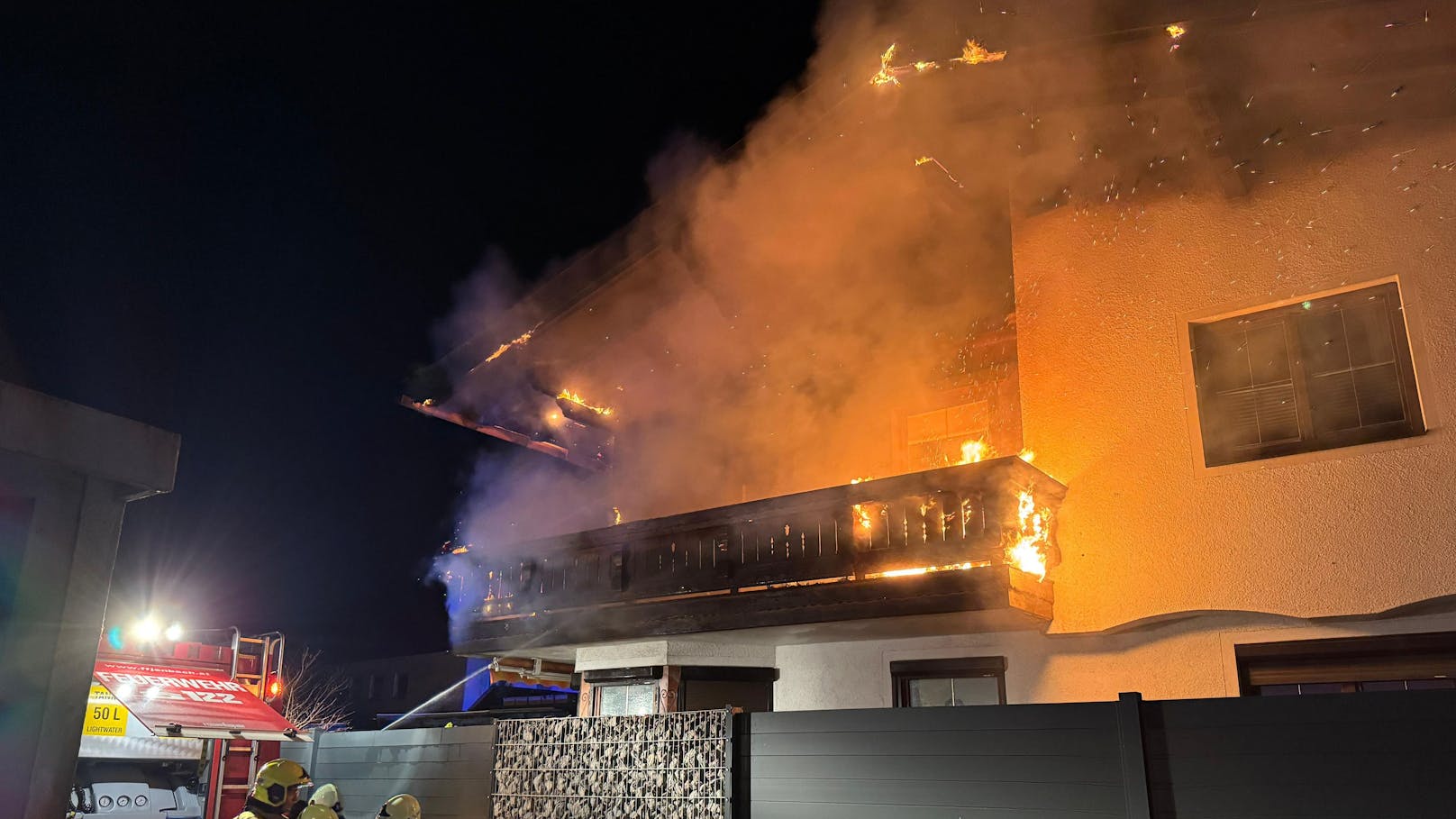 Beim Eintreffen der Rettungskräfte stand das dortige Wohnhaus bereits in Brand. Der Brand wurde von der Freiwilligen Feuerwehr Jenbach bekämpft.