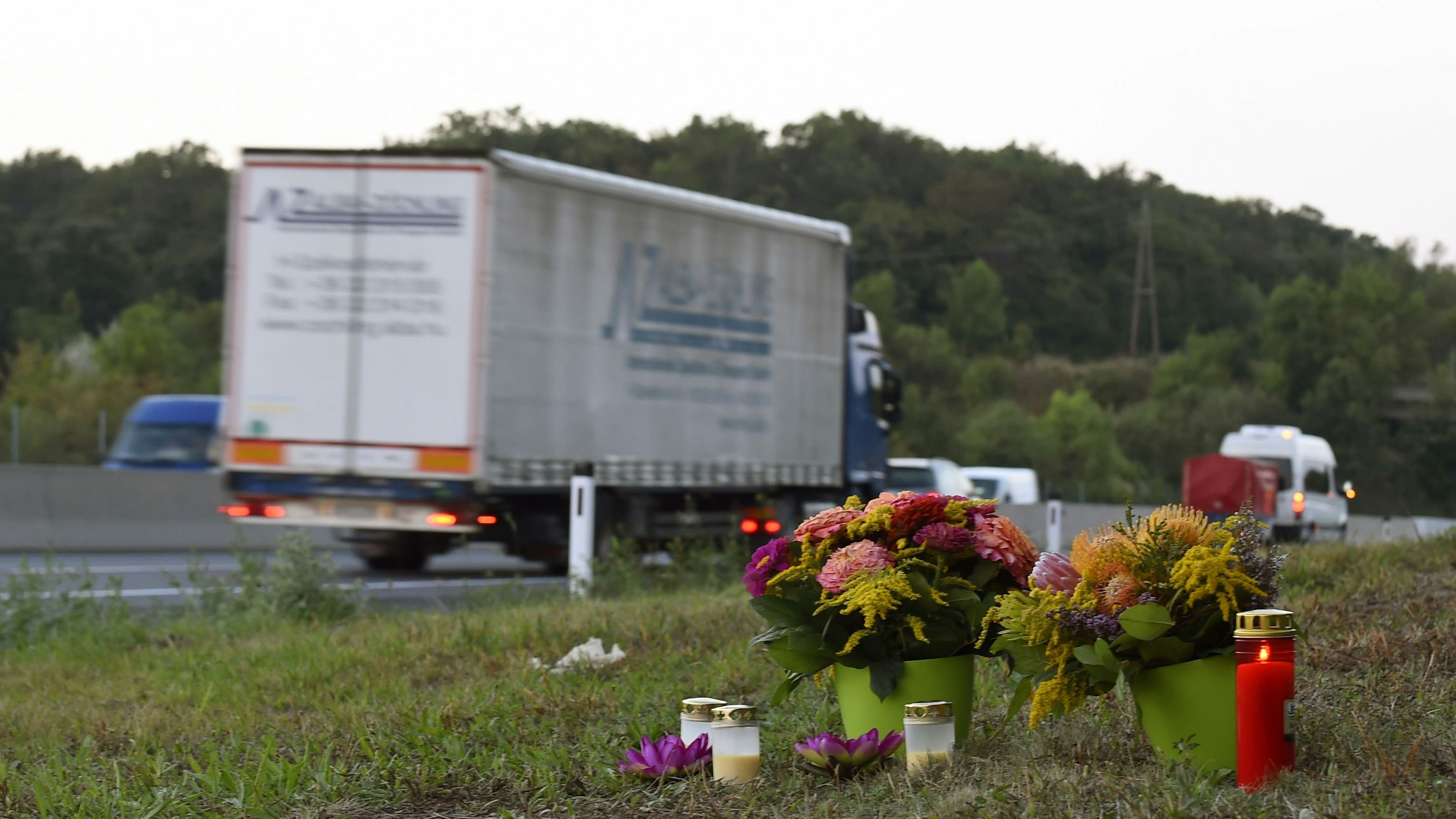 In dem auf einem Pannenstreifen auf der A4 in der Nähe von Parndorf (Bezirk Neusiedl am See) abgestellten Lastwagen kamen 71 Flüchtlinge ums Leben