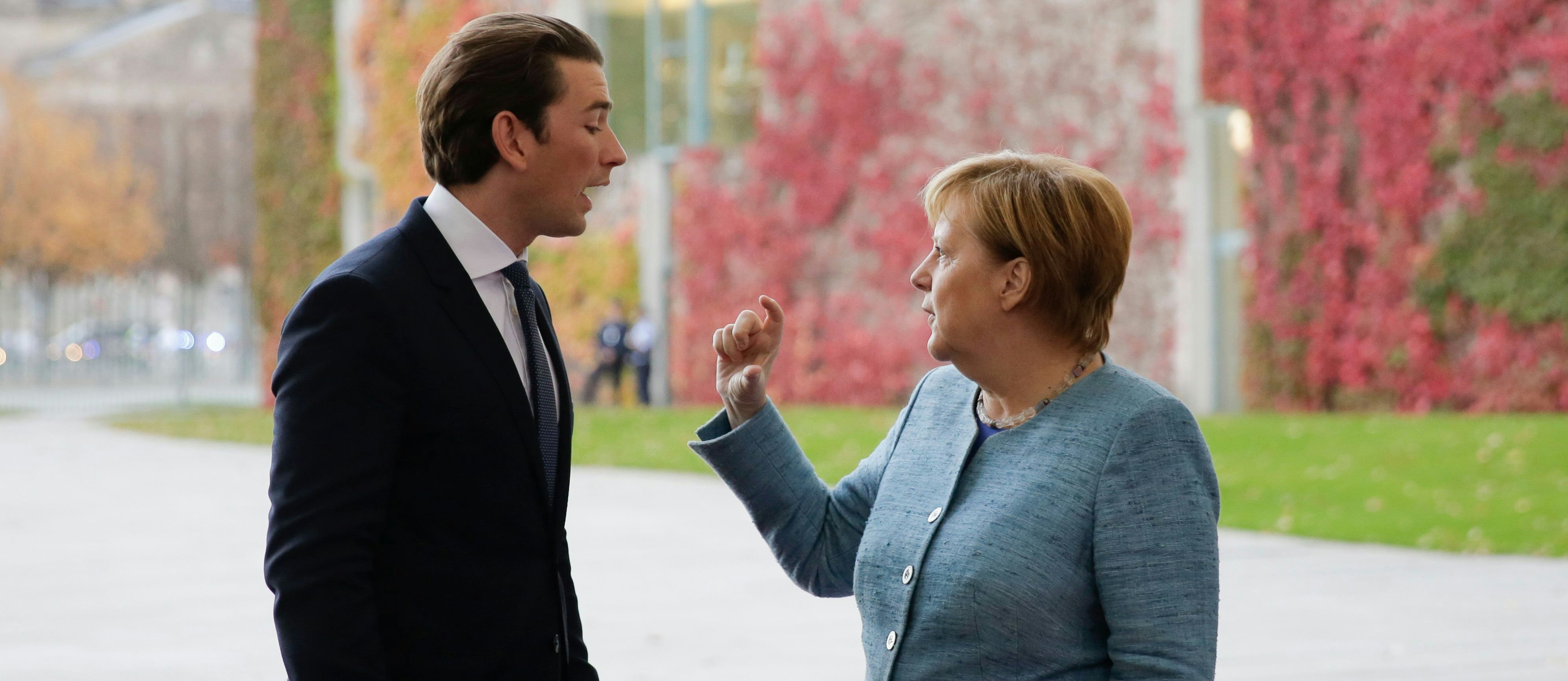 Kanzler Sebastian Kurz beim Berlin-Besuch 2018: Wir dürfen einmal hoffen, dass Angela Merkel hier eine seriöse Handbewegung macht