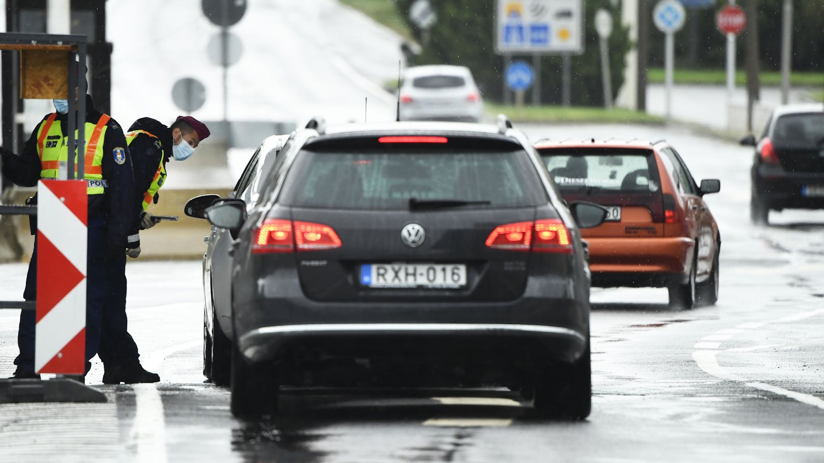 Grenzort sperrt Straße – zu viele Autos aus Ungarn