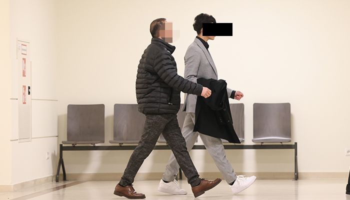 Der Angeklagte (rechts im Bild) kam mit seinem Vater zum Prozess.