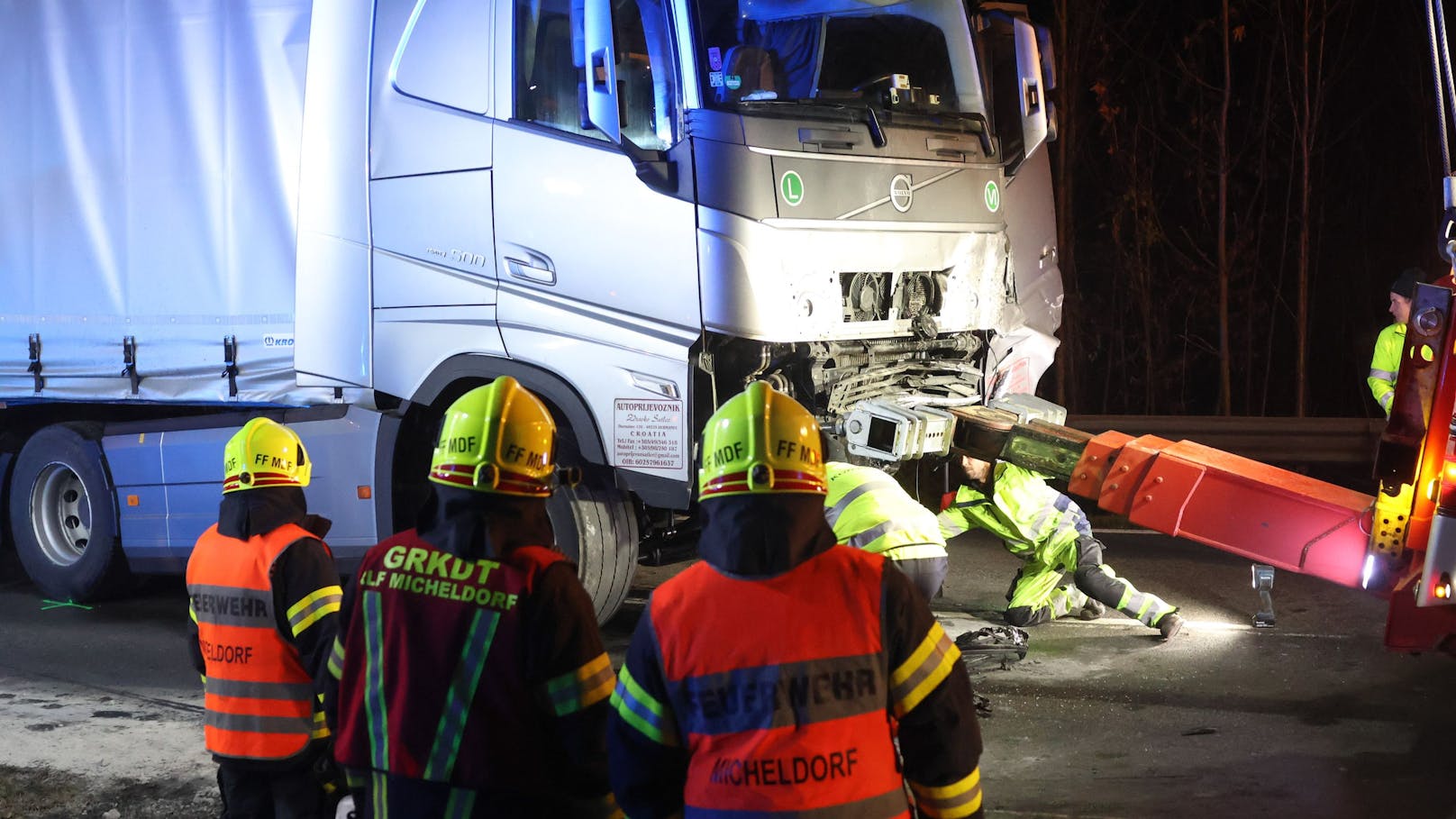 Tödlich endete am späten Montagabend ein folgenschwerer Crash zwischen einem PKW und einem LKW auf der B138 Pyhrnpass Straße bei Micheldorf in Oberösterreich (Bezirk Kirchdorf an der Krems).