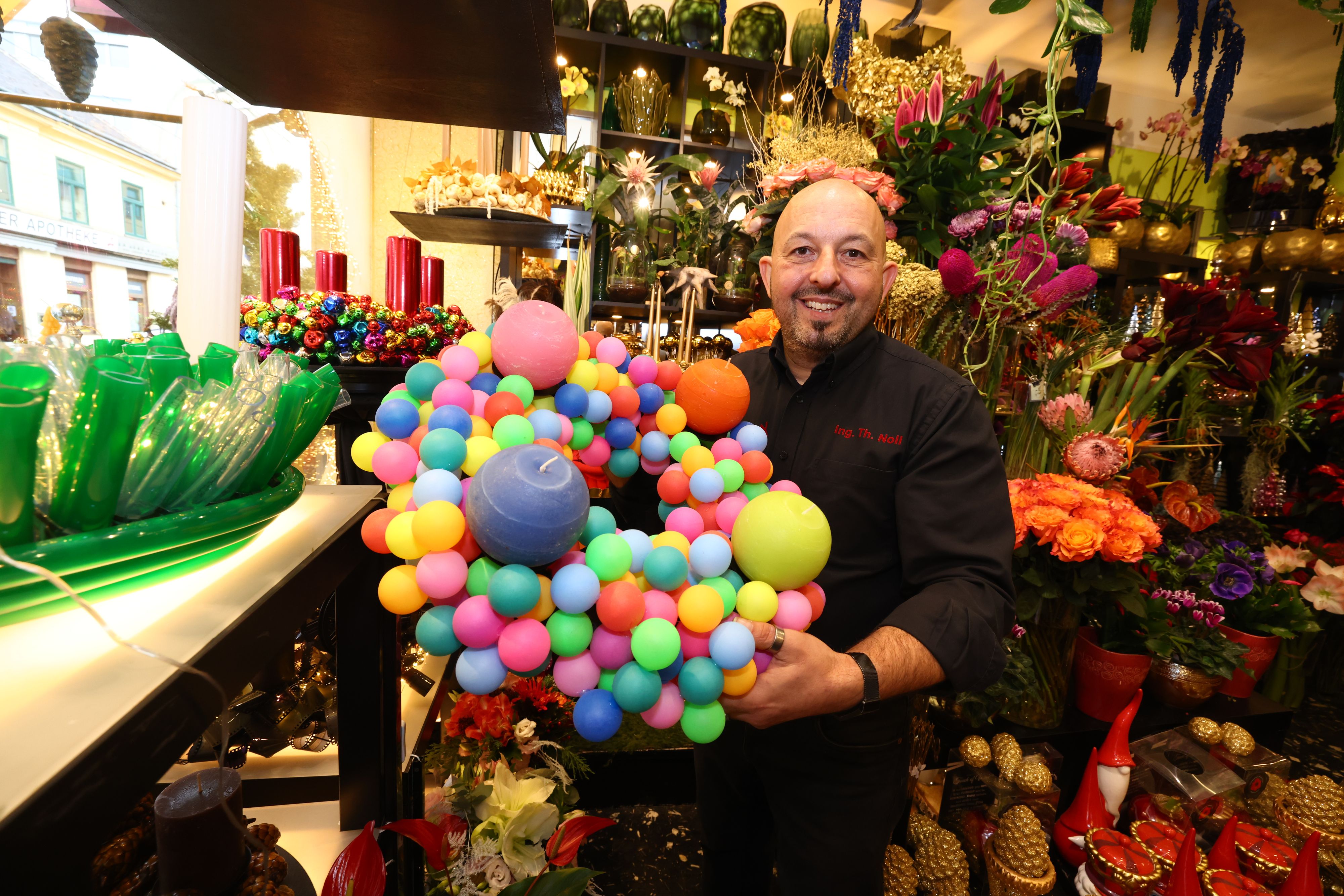 Einer der ausgefallenen Adventkränze besteht komplett aus Pingpong Bällen