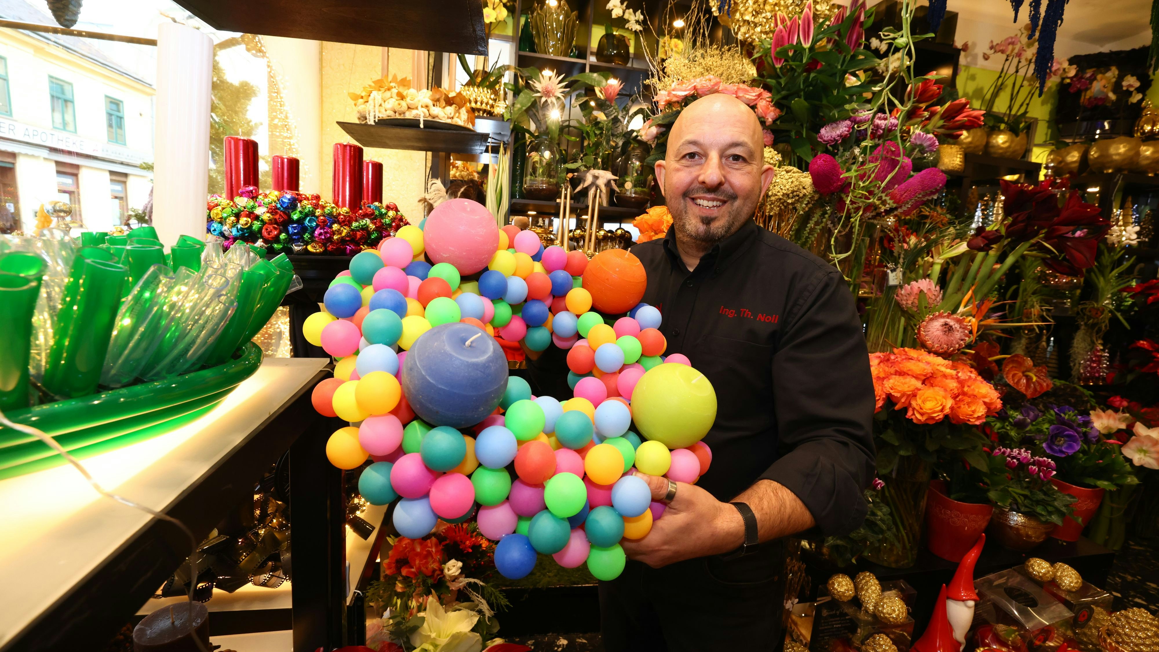 Einer der ausgefallenen Adventkränze besteht komplett aus Pingpong Bällen