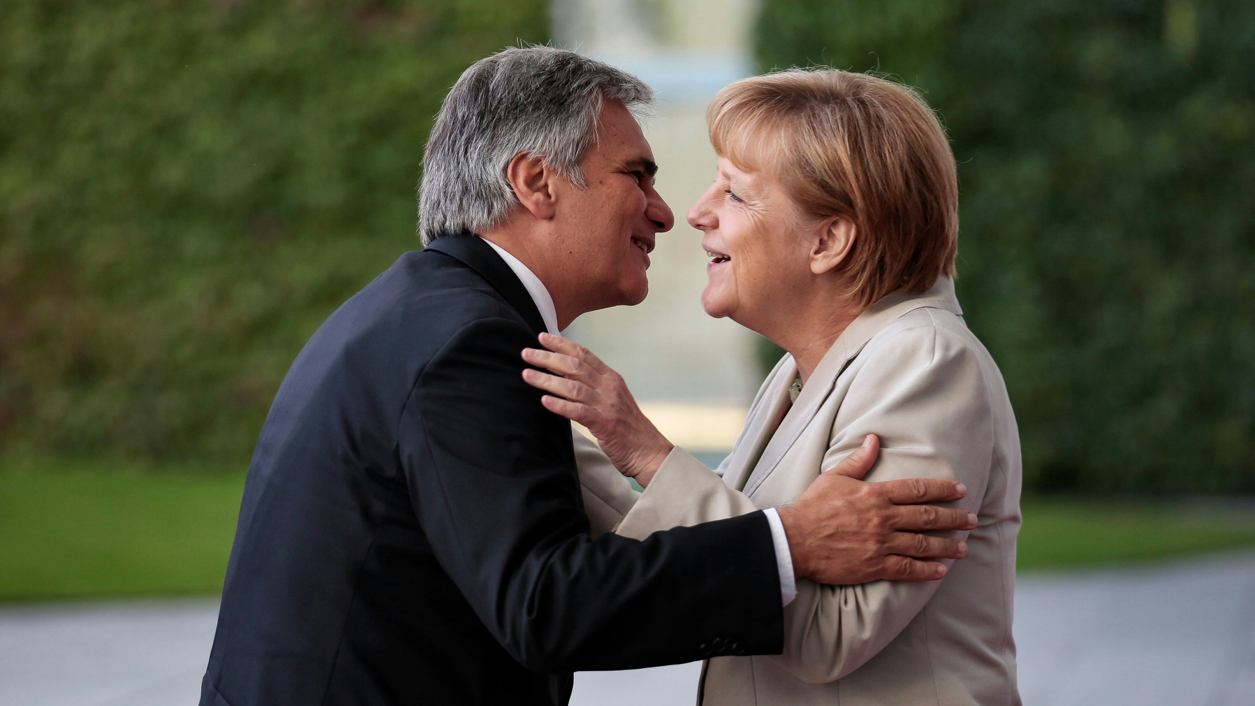 Mit dem damaligen österreichischen Kanzler Werner Faymann war Angela Merkel auf Bussi-Bussi