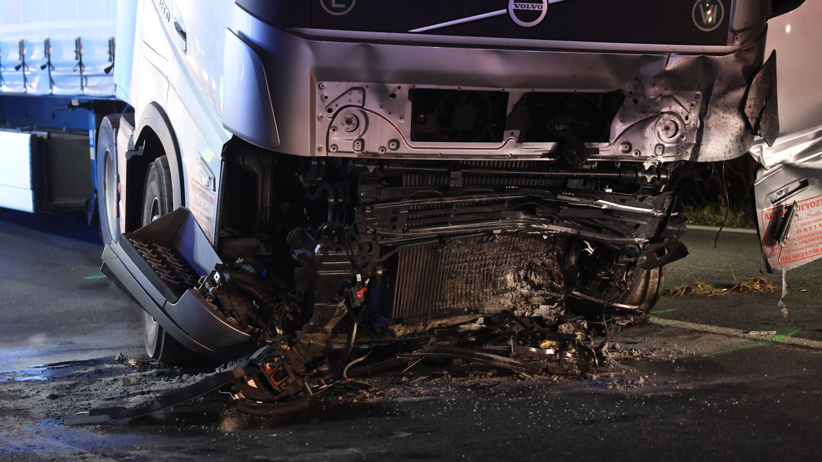 Tödlich endete am späten Montagabend ein folgenschwerer Crash zwischen einem PKW und einem LKW auf der B138 Pyhrnpass Straße bei Micheldorf in Oberösterreich (Bezirk Kirchdorf an der Krems).