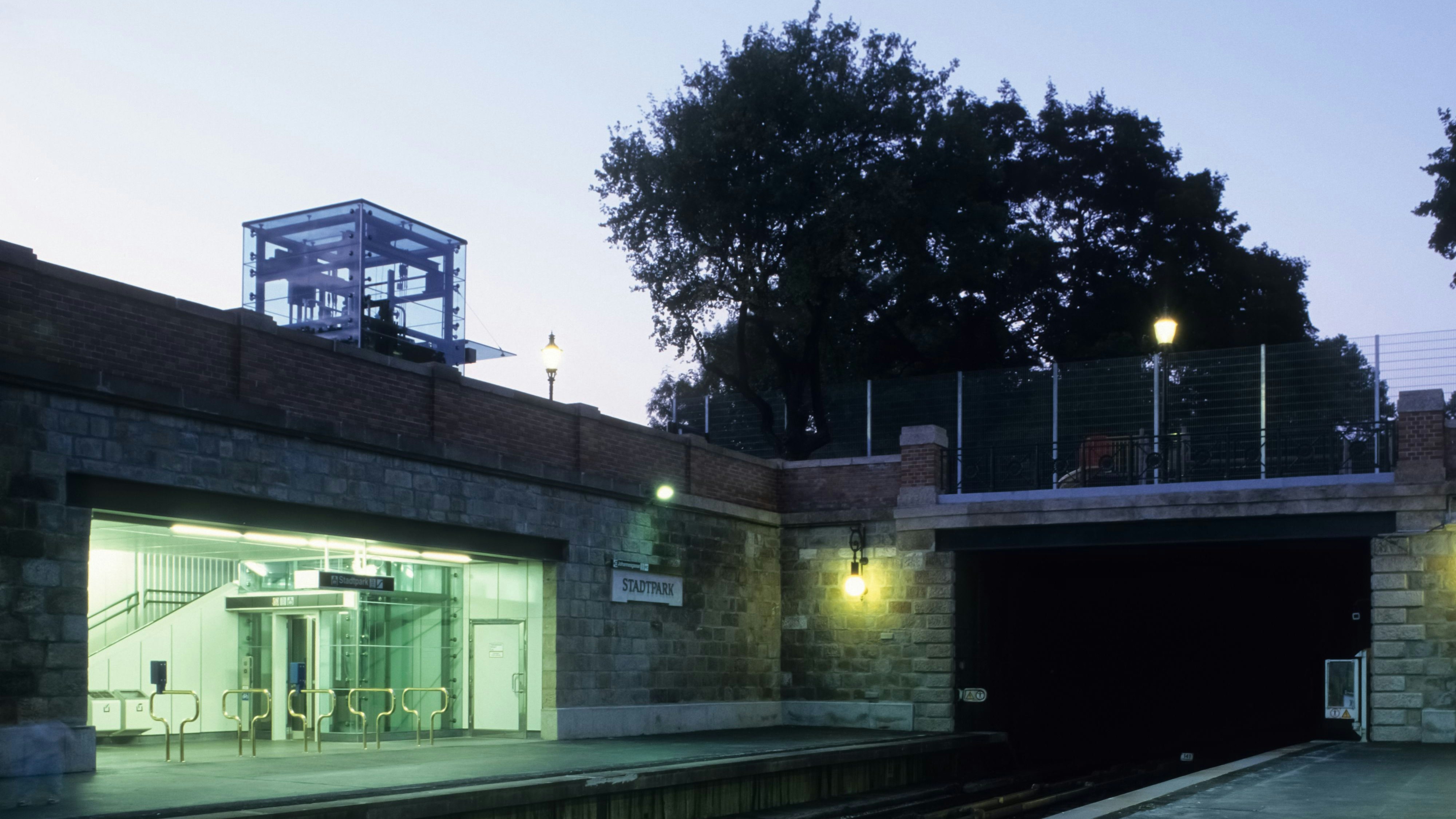 Im Bereich der U4-Station Stadtpark kam es zu einem Raub durch mehrere Jugendliche. (Symbolbild)