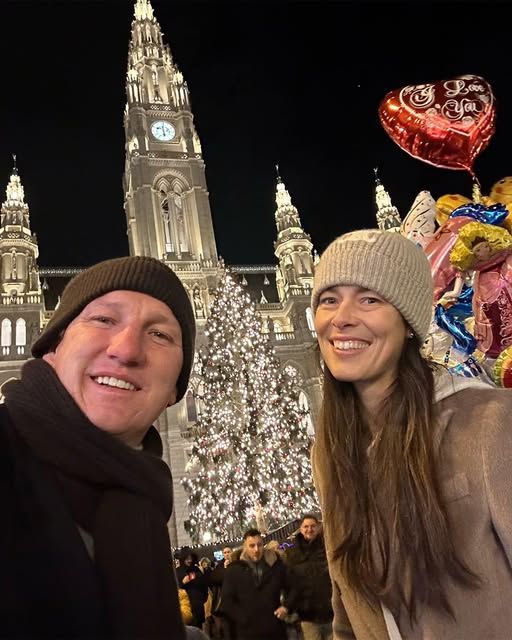 Bastian Schweinsteiger und Ana Ivanovic auf dem Wiener Christkindlmarkt. 