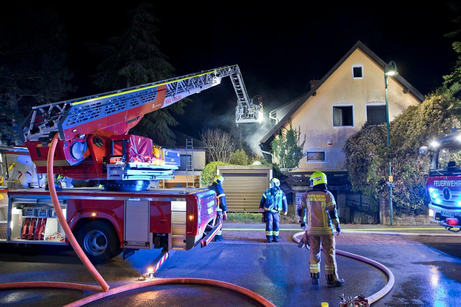 Großeinsatz in Leobersdorf – 94 Einsatzkräfte bekämpften Wohnhausbrand