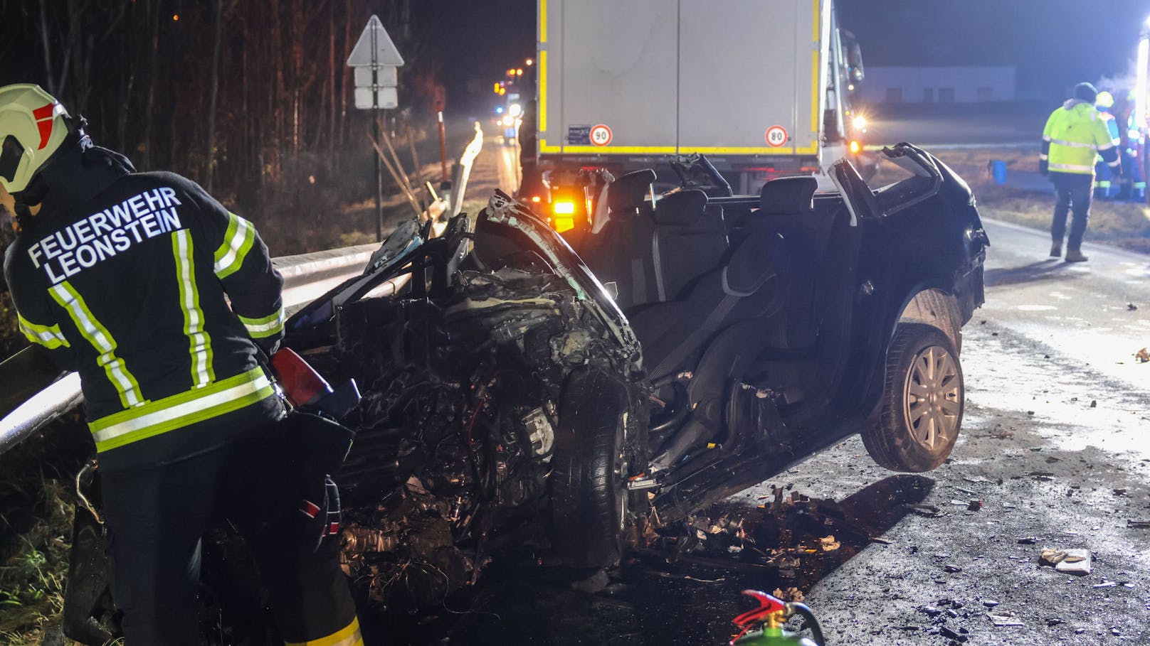 Tödlich endete am späten Montagabend ein folgenschwerer Crash zwischen einem PKW und einem LKW auf der B138 Pyhrnpass Straße bei Micheldorf in Oberösterreich (Bezirk Kirchdorf an der Krems).