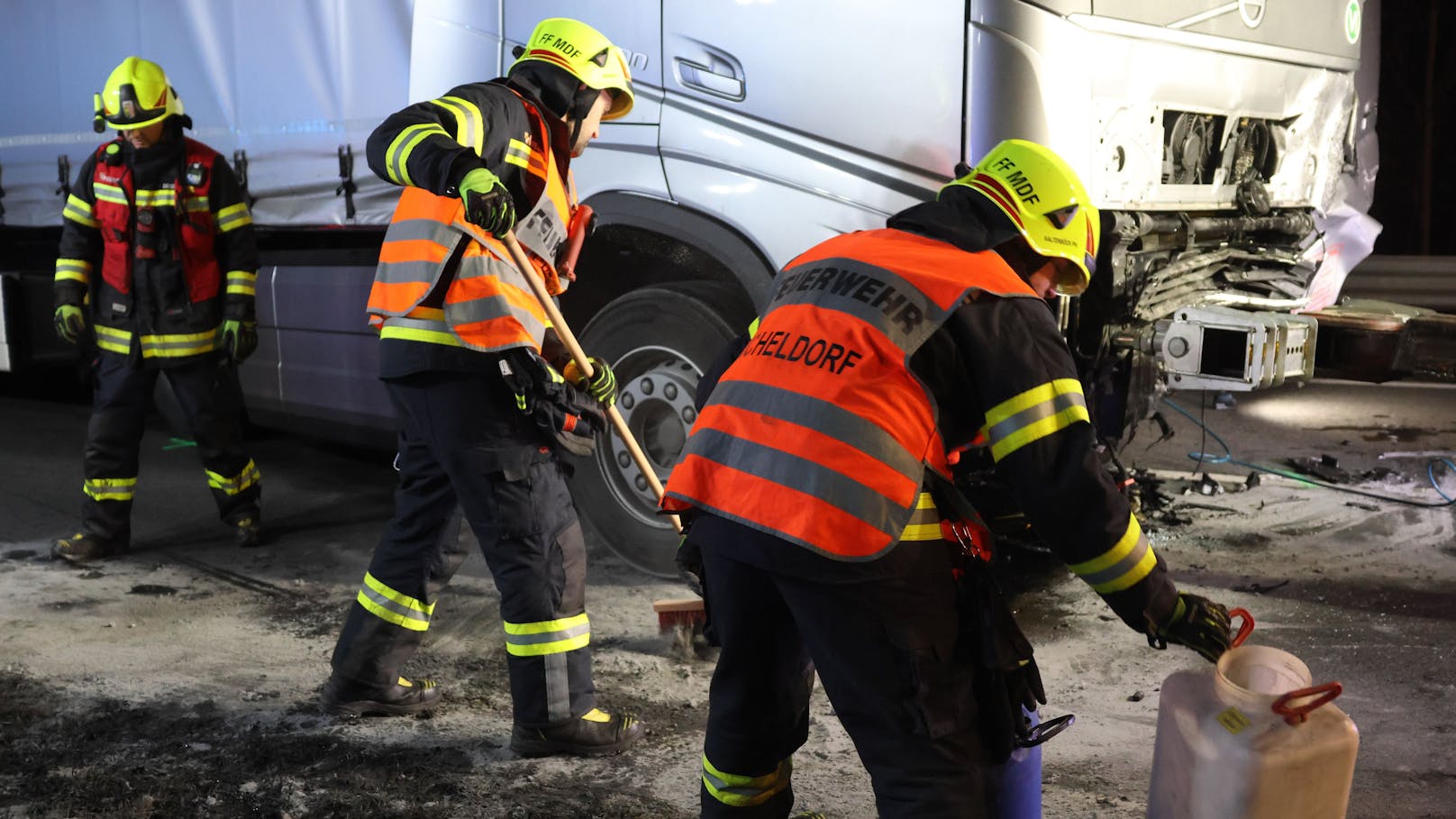 Tödlich endete am späten Montagabend ein folgenschwerer Crash zwischen einem PKW und einem LKW auf der B138 Pyhrnpass Straße bei Micheldorf in Oberösterreich (Bezirk Kirchdorf an der Krems).