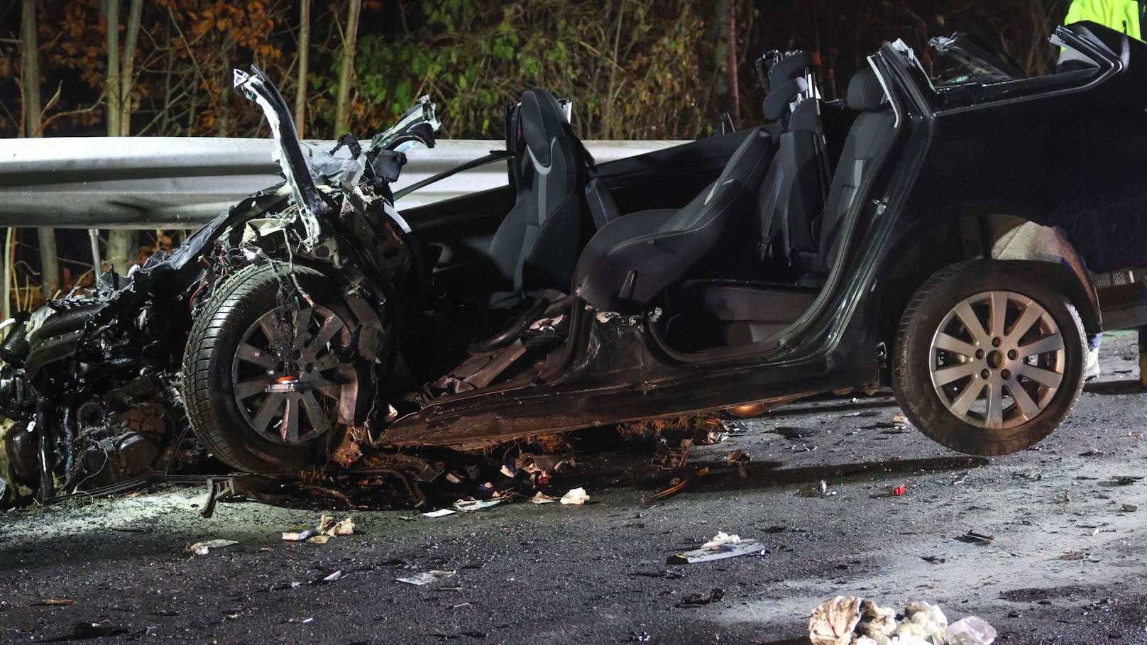 Tödlich endete am späten Montagabend ein folgenschwerer Crash zwischen einem PKW und einem LKW auf der B138 Pyhrnpass Straße bei Micheldorf in Oberösterreich (Bezirk Kirchdorf an der Krems).