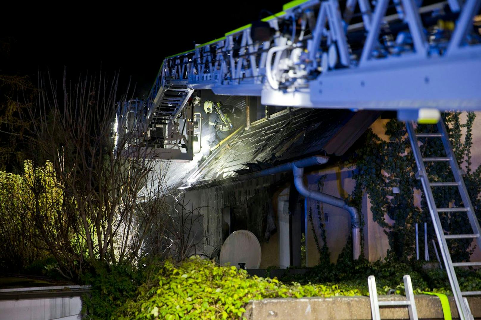 Großeinsatz in Leobersdorf – 94 Einsatzkräfte bekämpften Wohnhausbrand