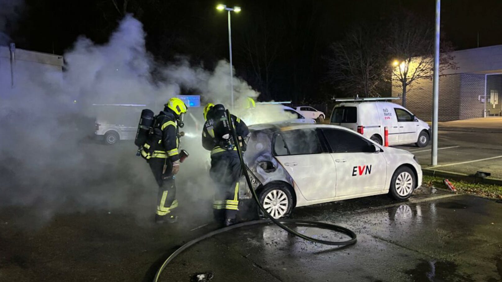 EVN-Auto in Brand: Einsatz für die Feuerwehr