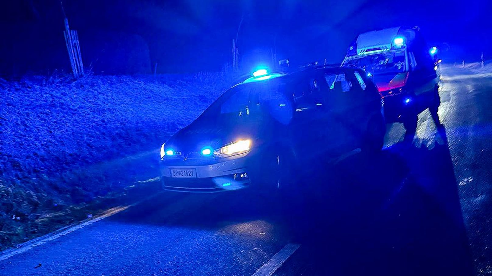 Während eine Person leichte Verletzungen erlitt, wurde ein weiterer Beteiligter schwer verletzt. Für zwei Fahrzeuginsassen kam aber jede Hilfe zu spät, sie verstarben noch an der Unfallstelle.