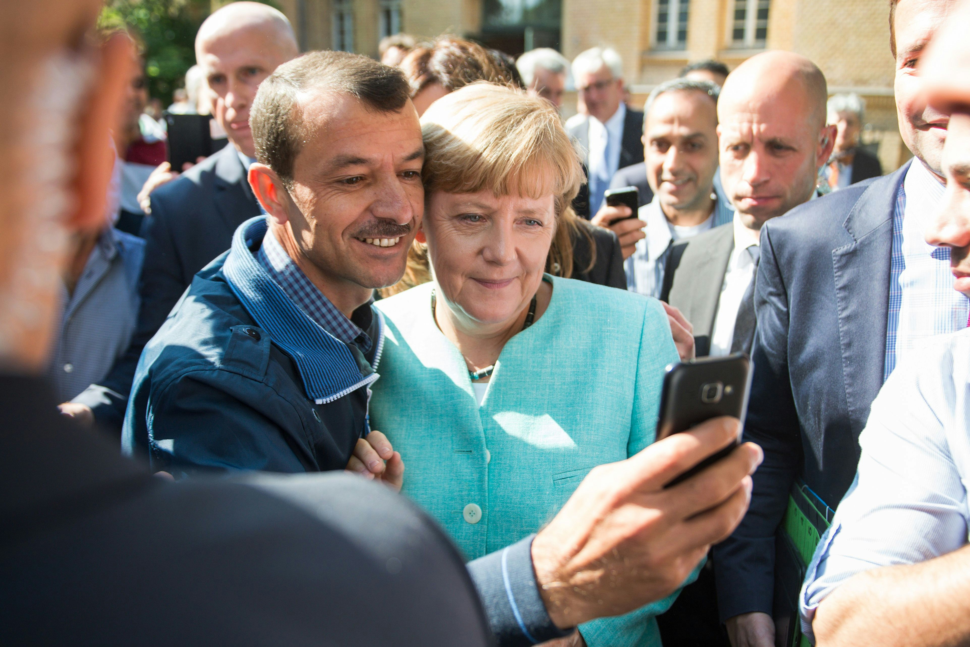 Merkel (CDU) 2015 in einem Erstaufnahmeeinrichtung für Asylbewerber: Bis heute versteht sie die Macht der Bilder nicht