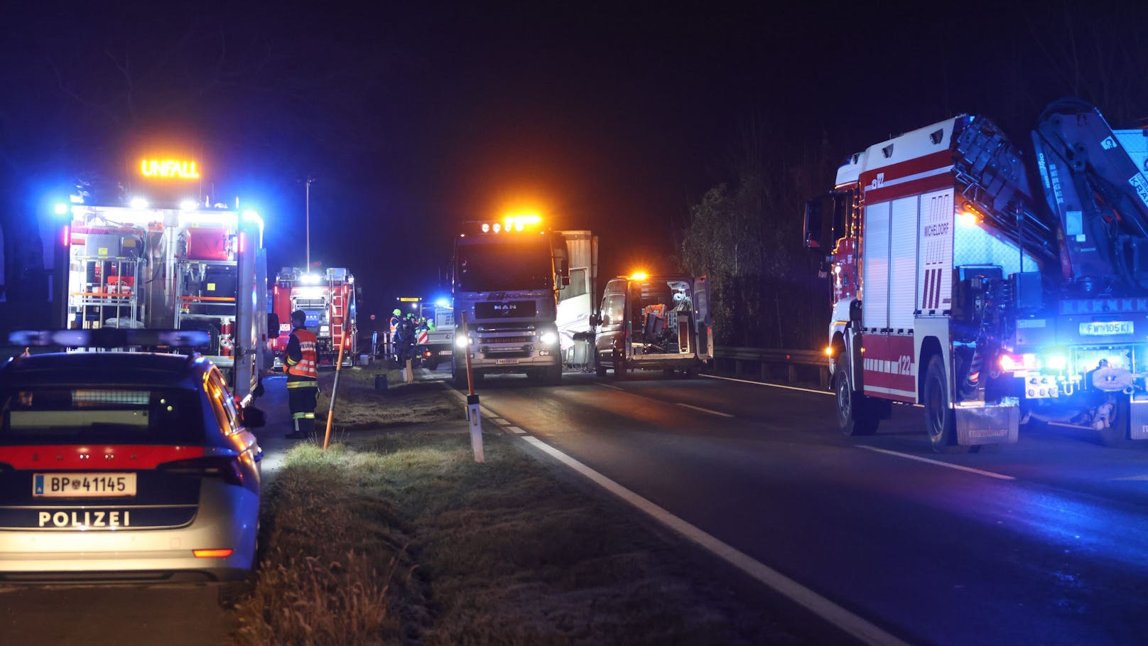 Tödlich endete am späten Montagabend ein folgenschwerer Crash zwischen einem PKW und einem LKW auf der B138 Pyhrnpass Straße bei Micheldorf in Oberösterreich (Bezirk Kirchdorf an der Krems).