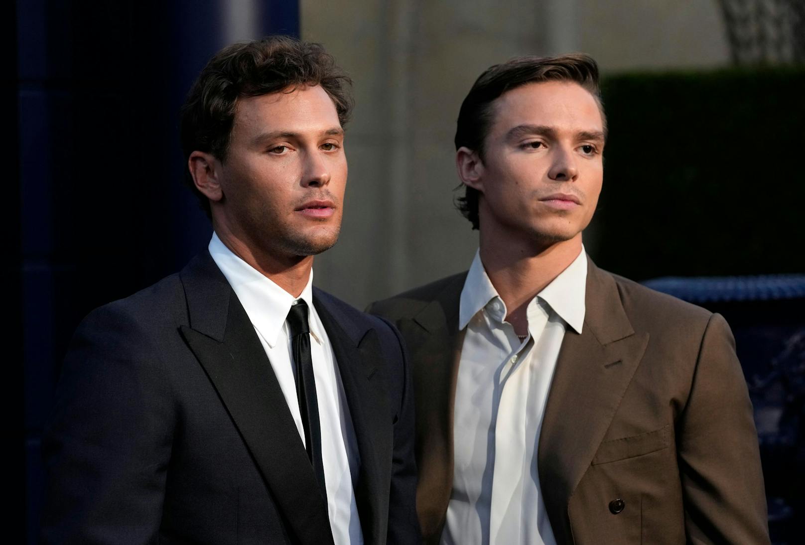 Die Netflix-Serie "Monster: Die Geschichte von Lyle und Erik Menendez" feierte im September in Los Angeles Premiere. Cooper Koch (l.) spielt Erik, Nicholas Alexander Chavez (r.) spielt Lyle Menendez.