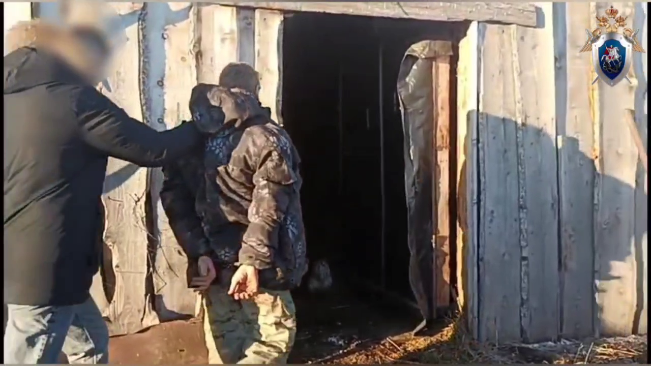 Ein 40-Jähriger wurde im Fall Milena festgenommen: Er (im Bild bei der Tatnachstellung) soll die Schülerin im Stall bewusstlos geschlagen haben.