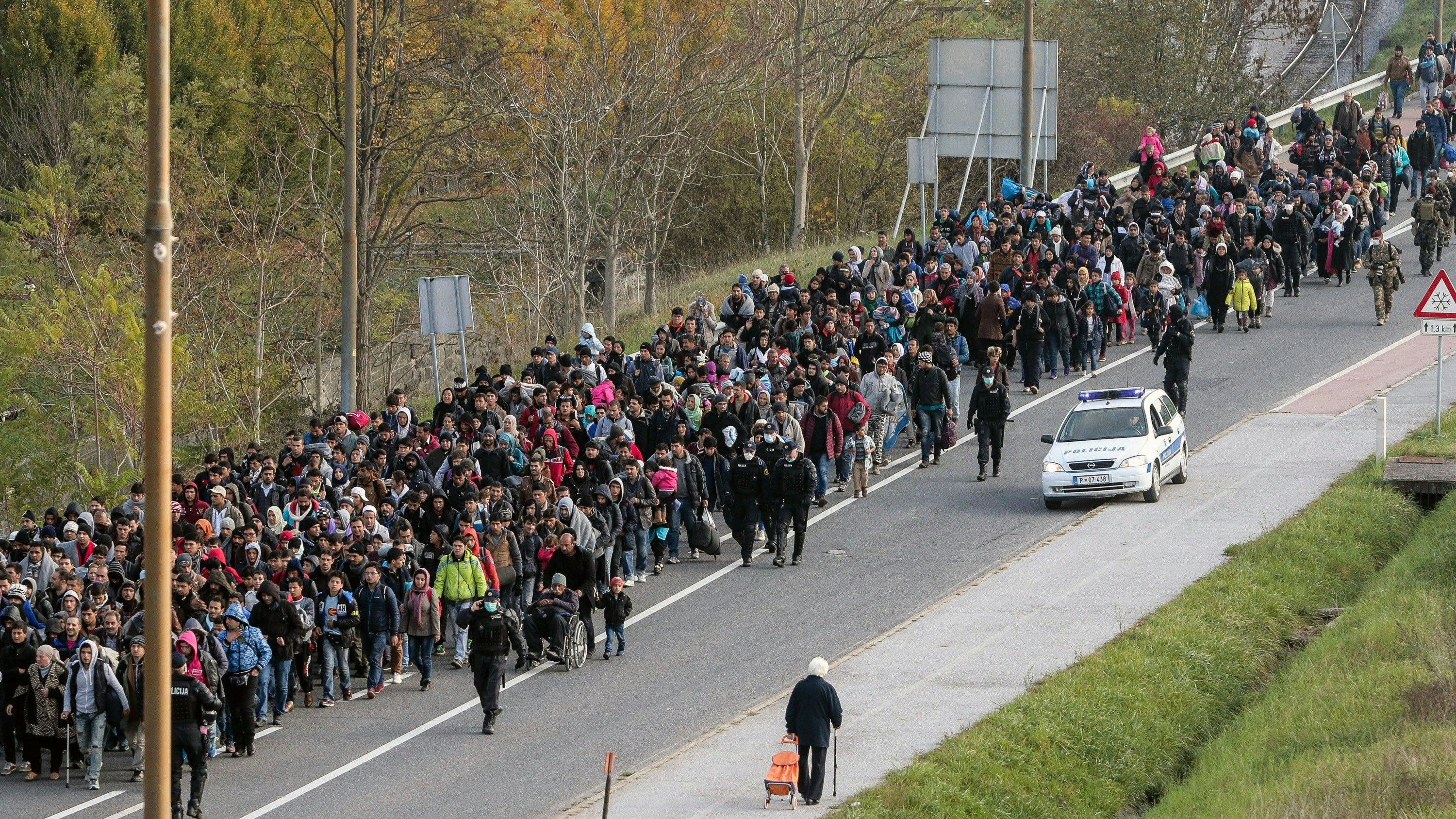 Flüchtlinge warten 2015 am Grenzübergang Sentilj (Slowenien) - Spielfeld (Österreich) auf die Einreise nach Österreich