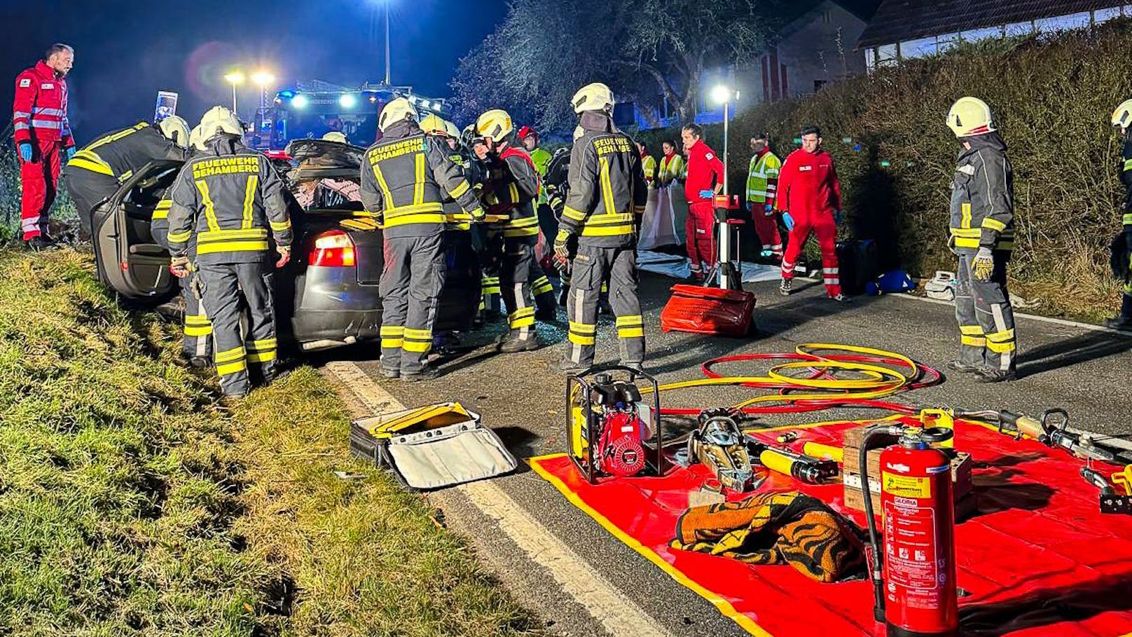 Ein tragischer Verkehrsunfall ereignete sich in der Nacht auf Dienstag auf der B122 im Gemeindegebiet von Haidershofen. Aus noch unbekannter Ursache kollidierten drei Fahrzeuge miteinander.