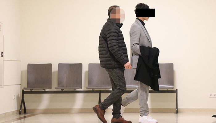 Der Angeklagte - hier mit seinem Vater - beim Prozess im Wiener Straflandesgericht.