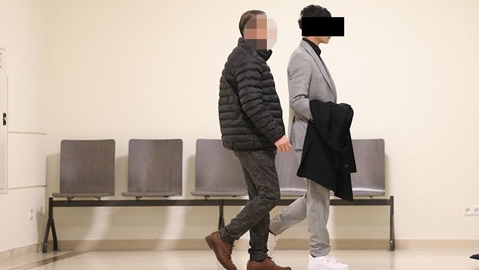 Der Angeklagte - hier mit seinem Vater - beim Prozess im Wiener Straflandesgericht.