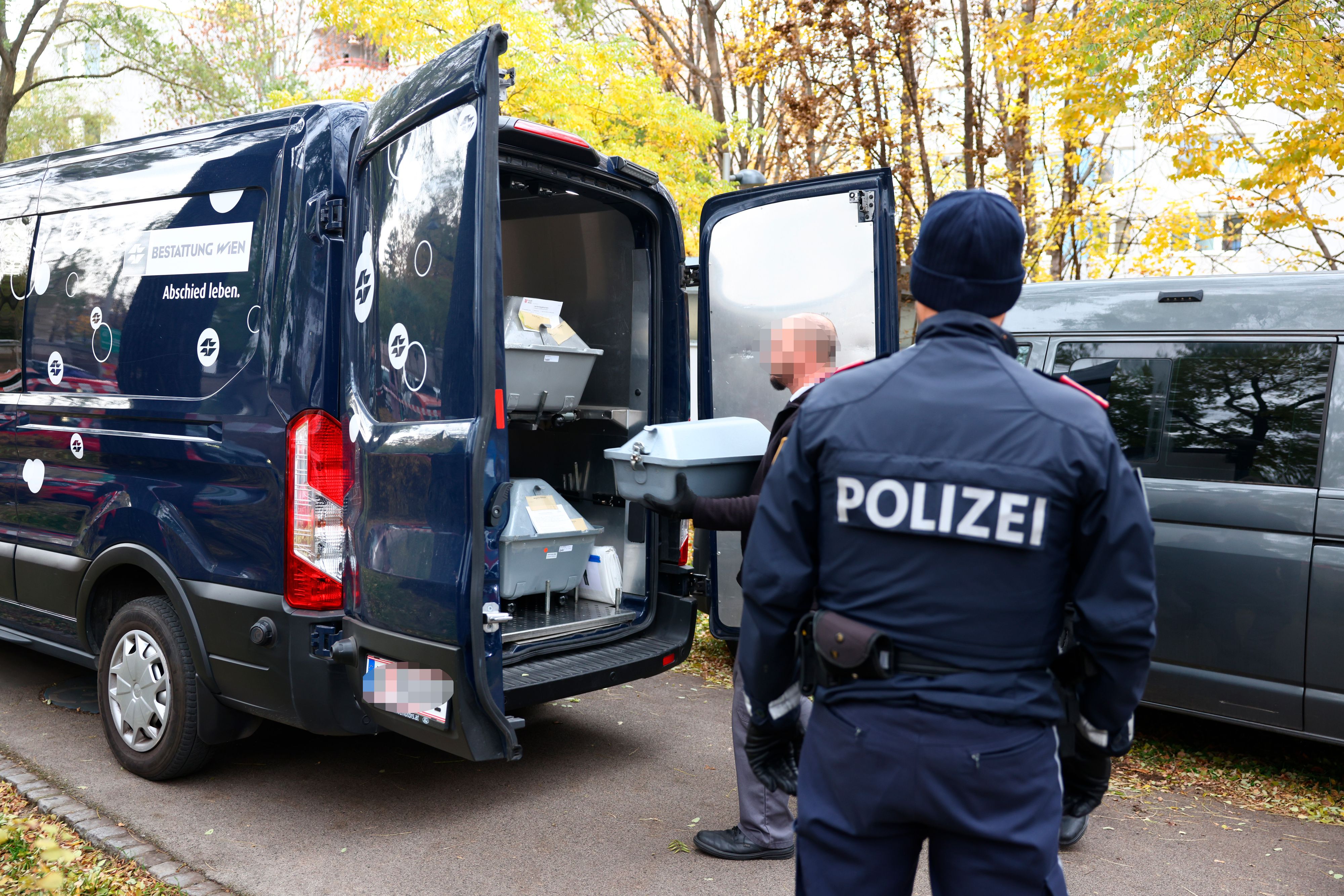 Betroffene Bestatter bringen das tote Baby weg – sie wurde nur 10 Tage alt.