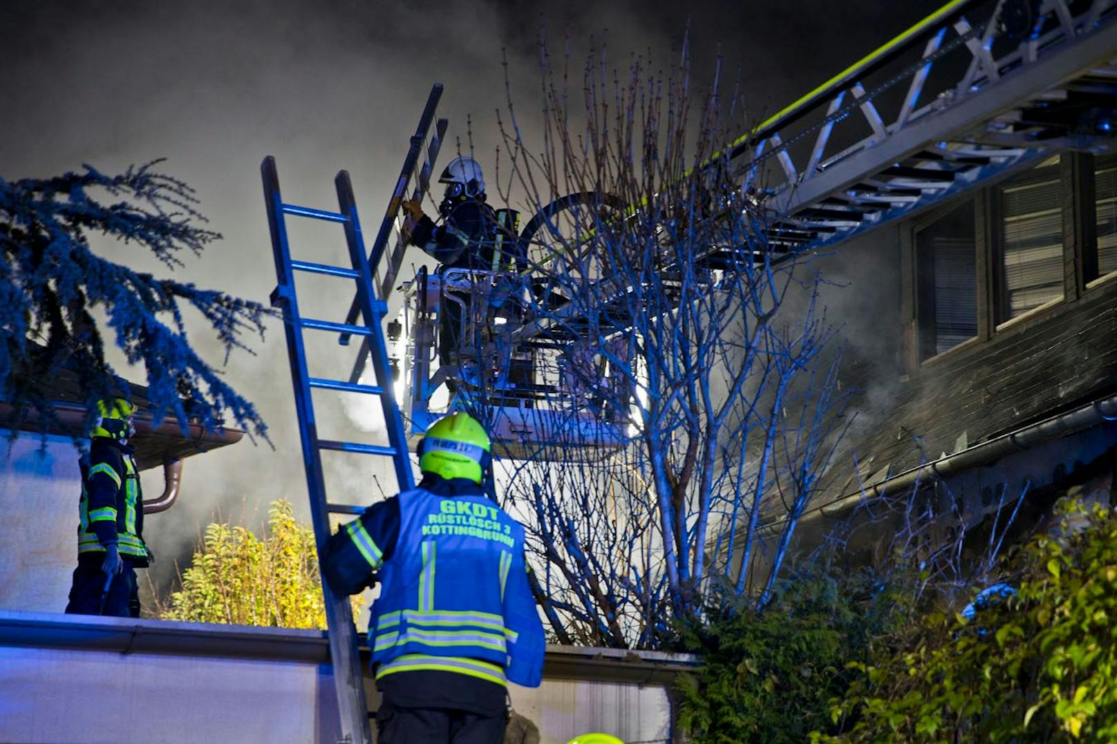 Großeinsatz in Leobersdorf – 94 Einsatzkräfte bekämpften Wohnhausbrand