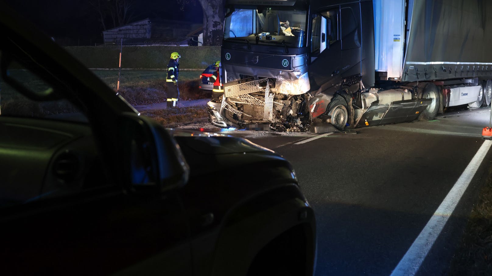 Tödlich endete am späten Montagabend ein folgenschwerer Crash zwischen einem PKW und einem LKW auf der B138 Pyhrnpass Straße bei Micheldorf in Oberösterreich (Bezirk Kirchdorf an der Krems).