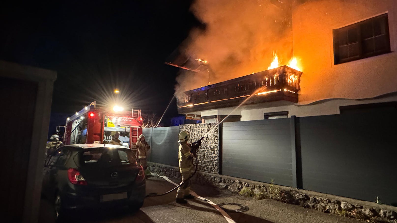 Wohnhaus geht in der Nacht plötzlich in Flammen auf