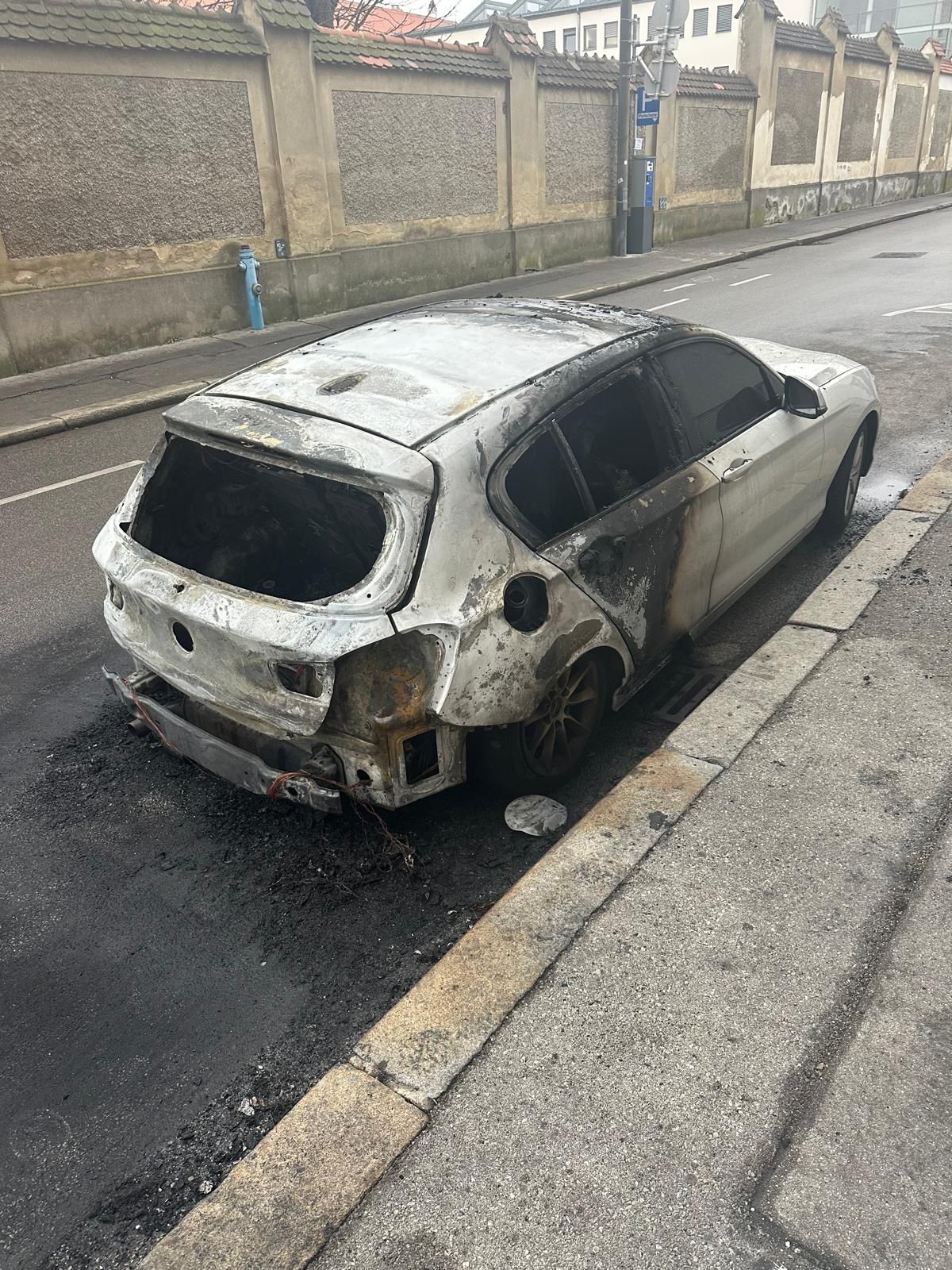 Ausgebrannter BMW in der Klostergasse