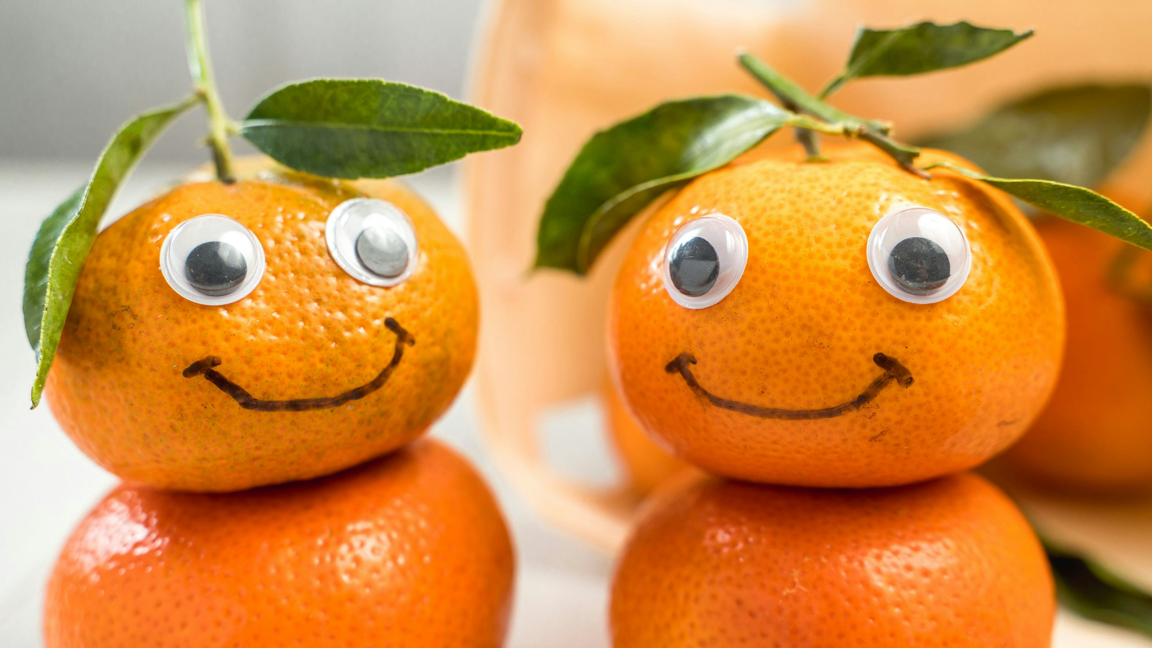 Download von www.picturedesk.com am 26.11.2024 (11:42).  Mandarinen mit Augen und Mund, Clementinen Früchte auf einem holztisch. Gesunde Ernährung mit Citrusfrüchten - 20230208_PD22774 - Rechteinfo: Rights Managed (RM)