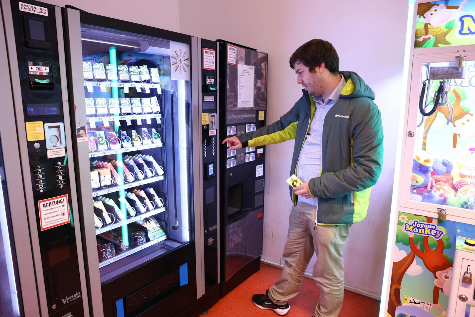 Heute-Redakteur testet den Automaten: Neben Snacks und Getränken gibt es hier auch bewusstseinsverändernde Substanzen – frei zugänglich und ohne Alterskontrolle.