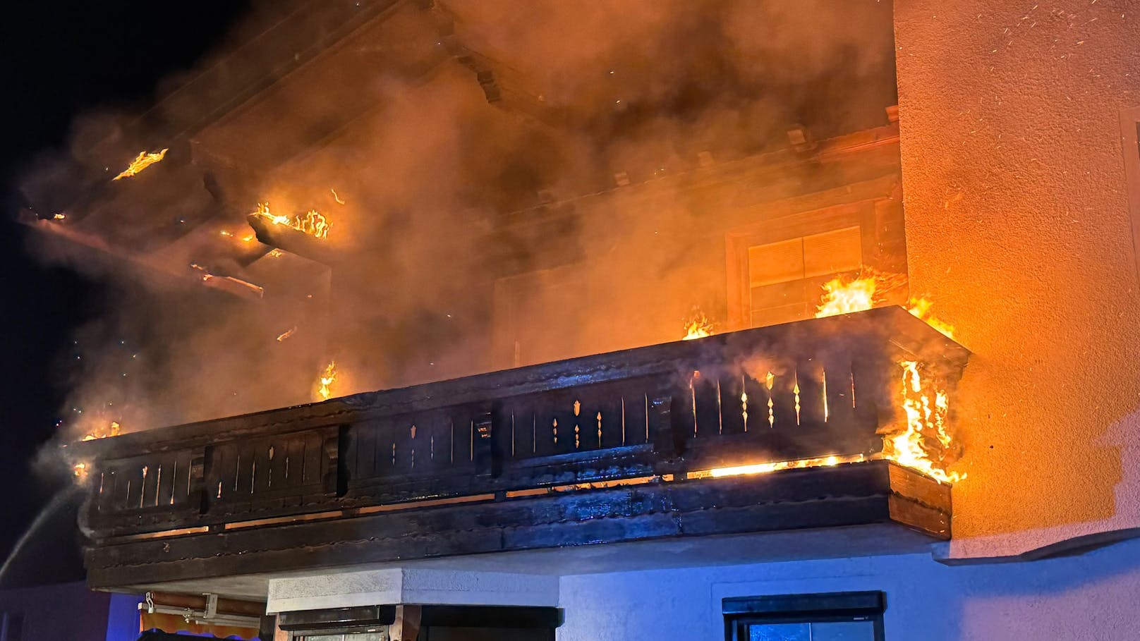 Am Dienstag wurde um 01:13 Uhr ein Brand eines Wohnhauses in Jenbach gemeldet.